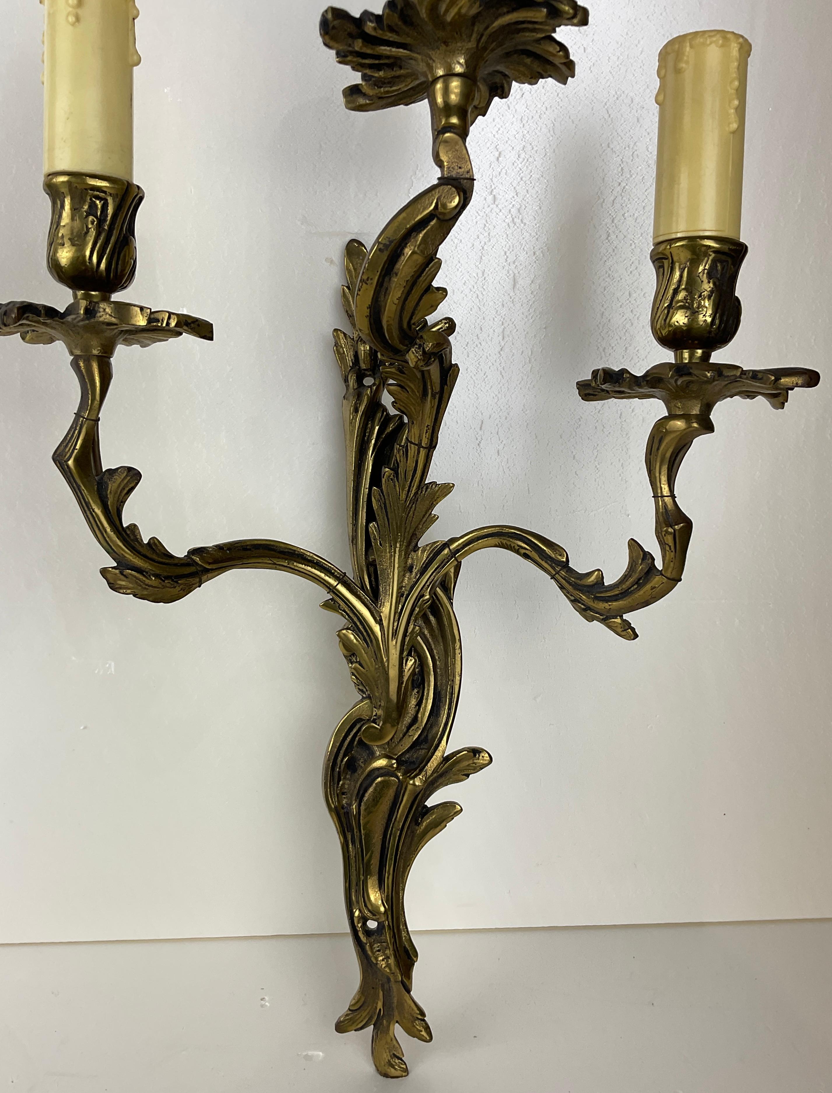Paire d'Appliques à Trois Bras de Style Louis XV en Bronze Doré Bon état - En vente à Miami, FL