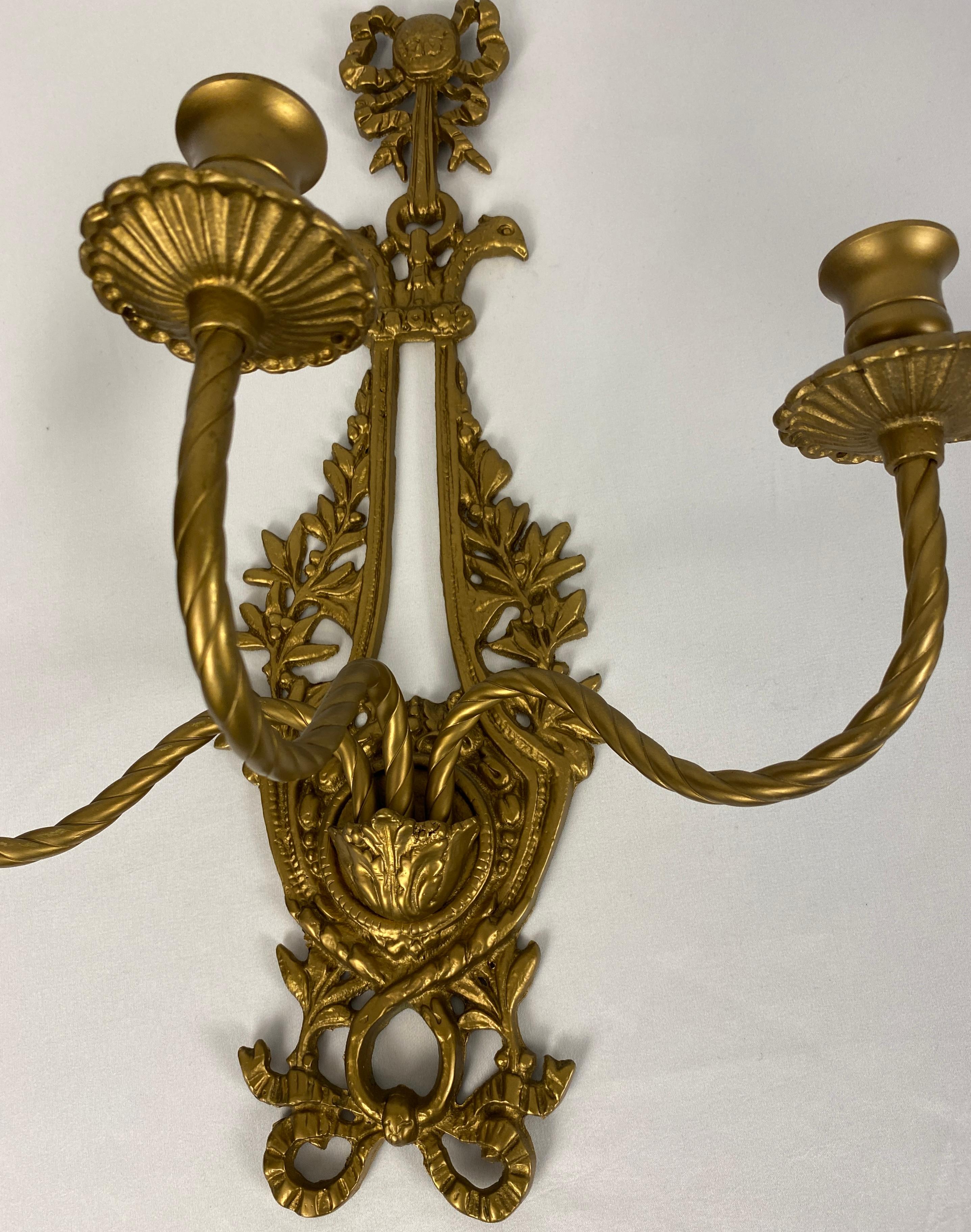 Pareja de apliques franceses de bronce dorado estilo Luis XV Dorado en venta