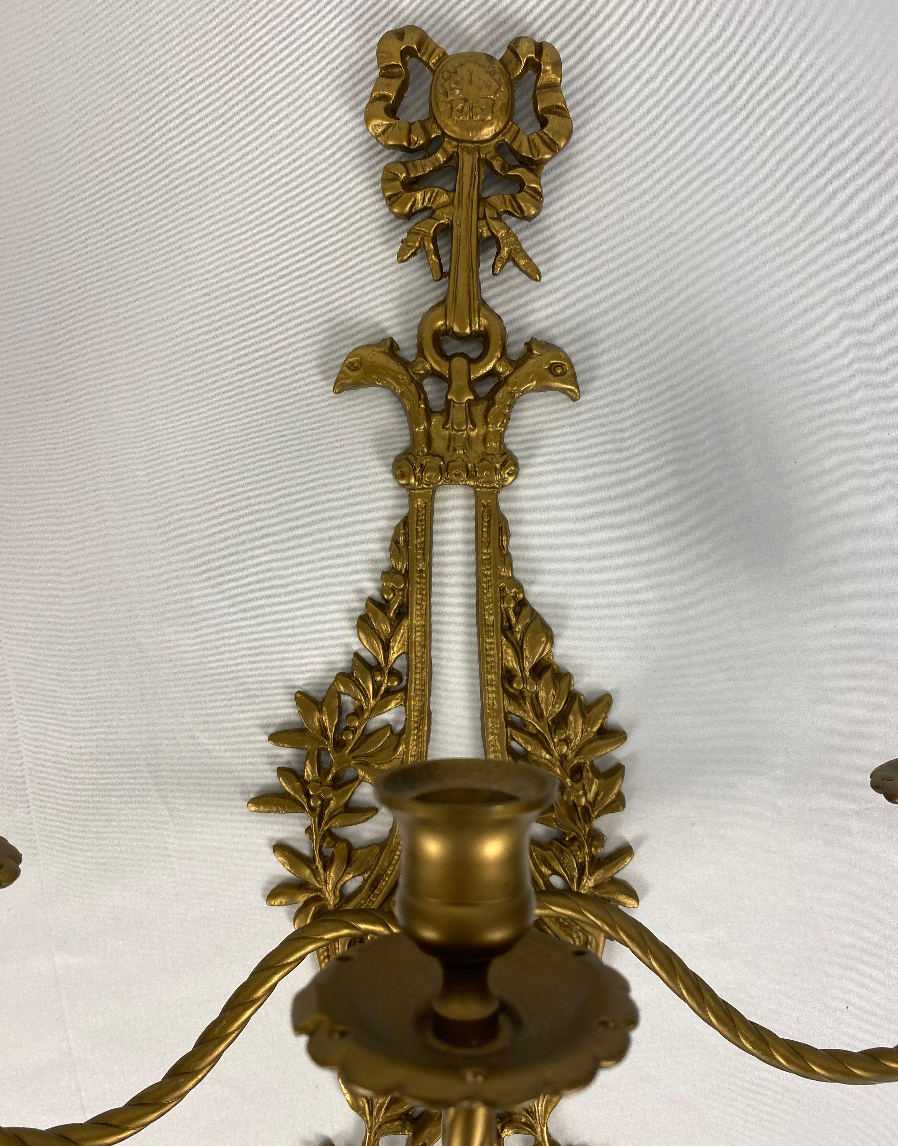 Pareja de apliques franceses de bronce dorado estilo Luis XV siglo XX en venta