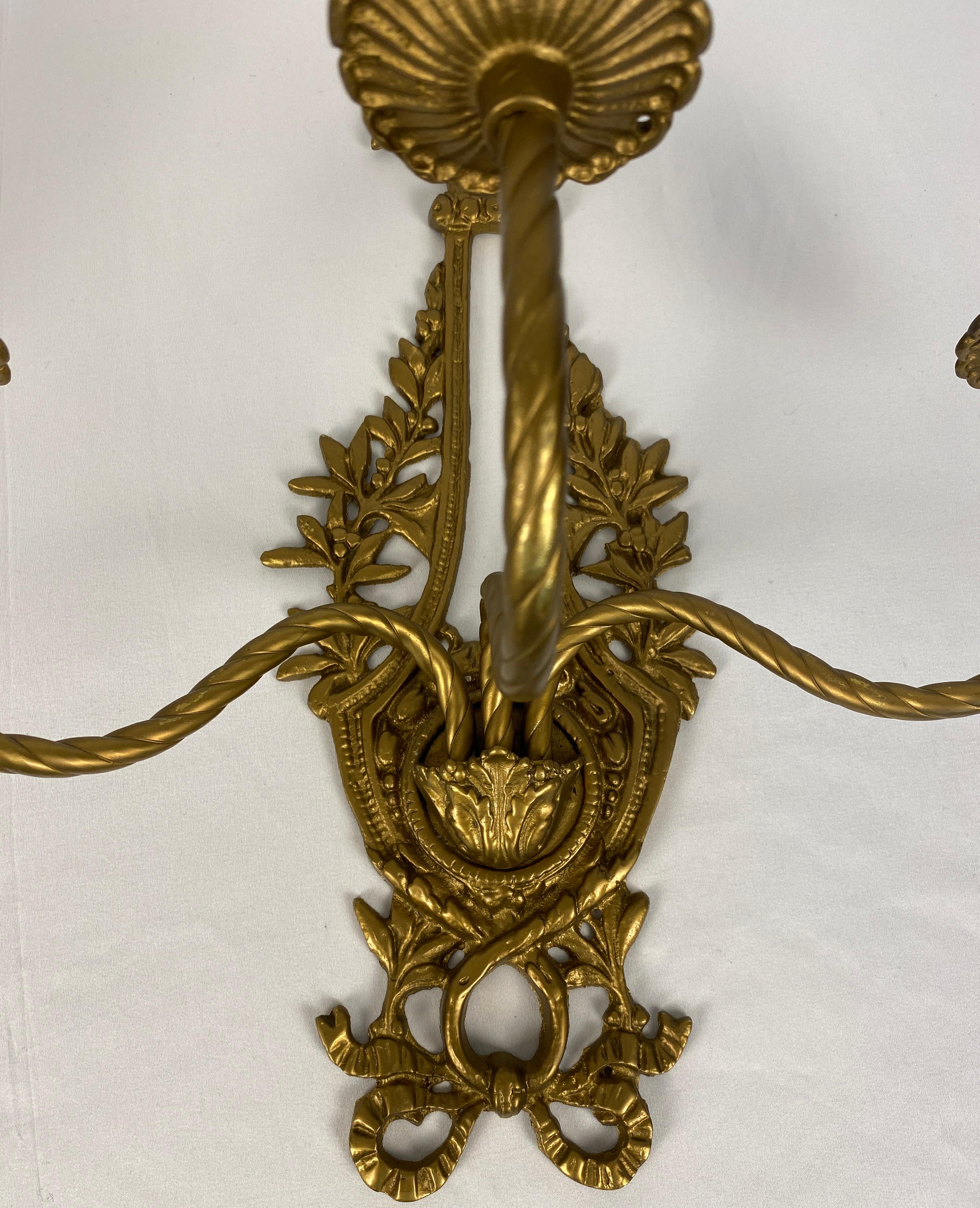 Pareja de apliques franceses de bronce dorado estilo Luis XV Bronce en venta