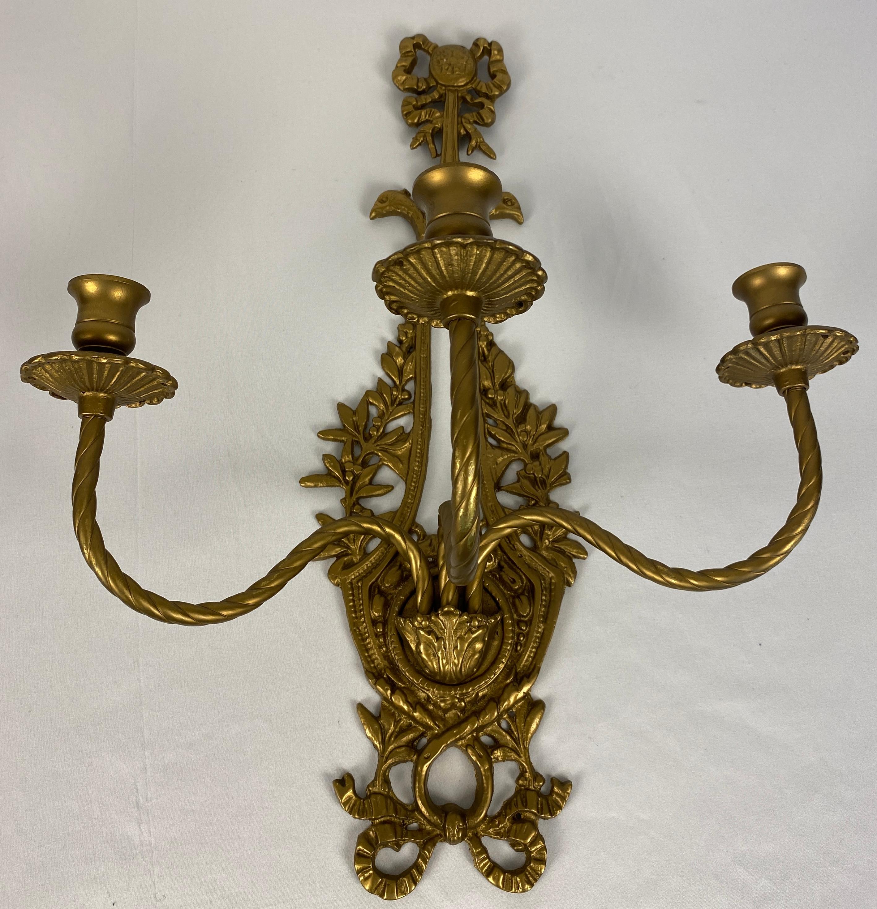 Pareja de apliques franceses de bronce dorado estilo Luis XV en venta 1