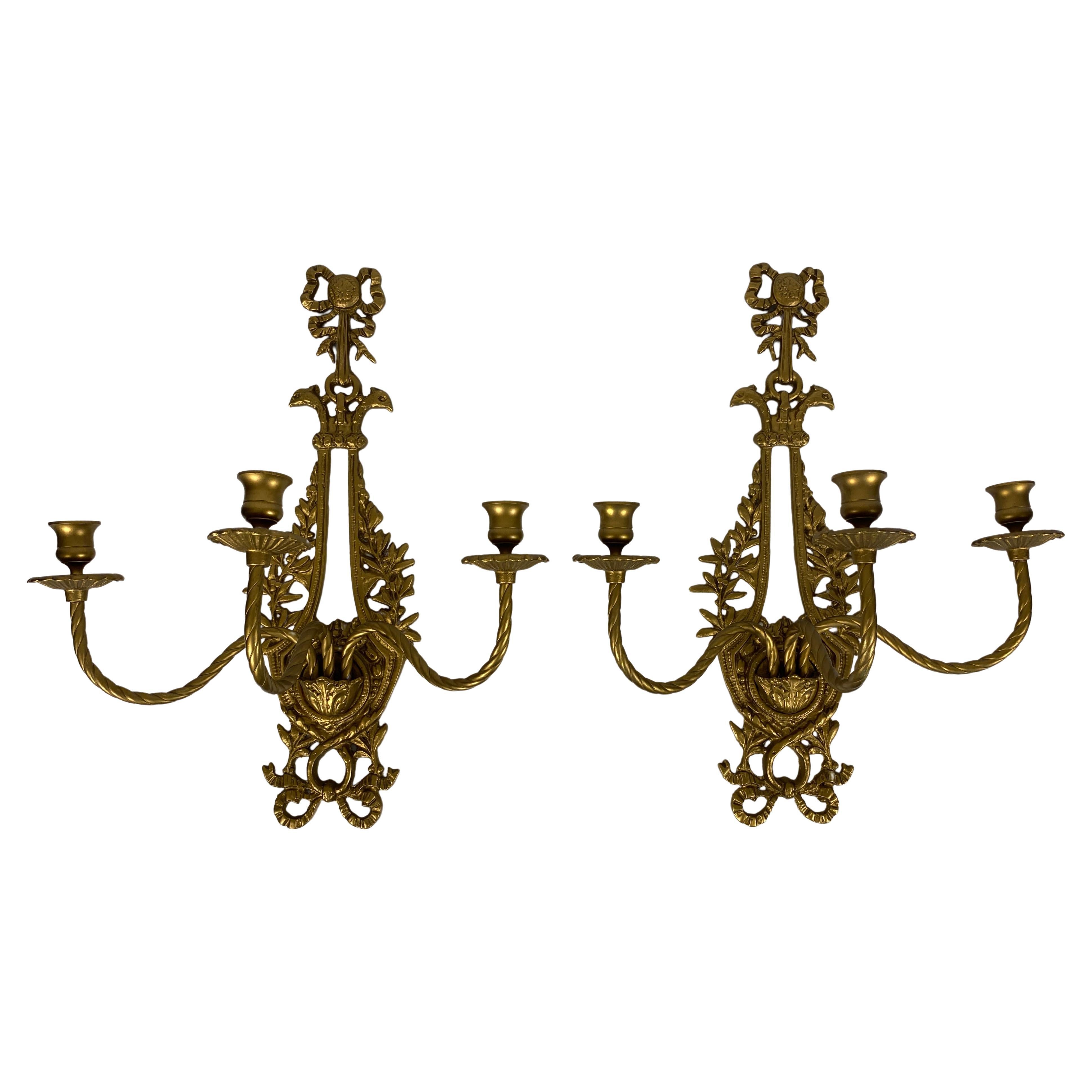 Paire d'appliques françaises de style Louis XV à trois bras en bronze doré