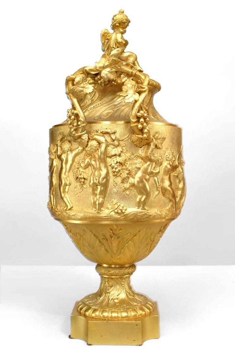 Français Paire d'urnes françaises de style Louis XV en bronze doré en vente