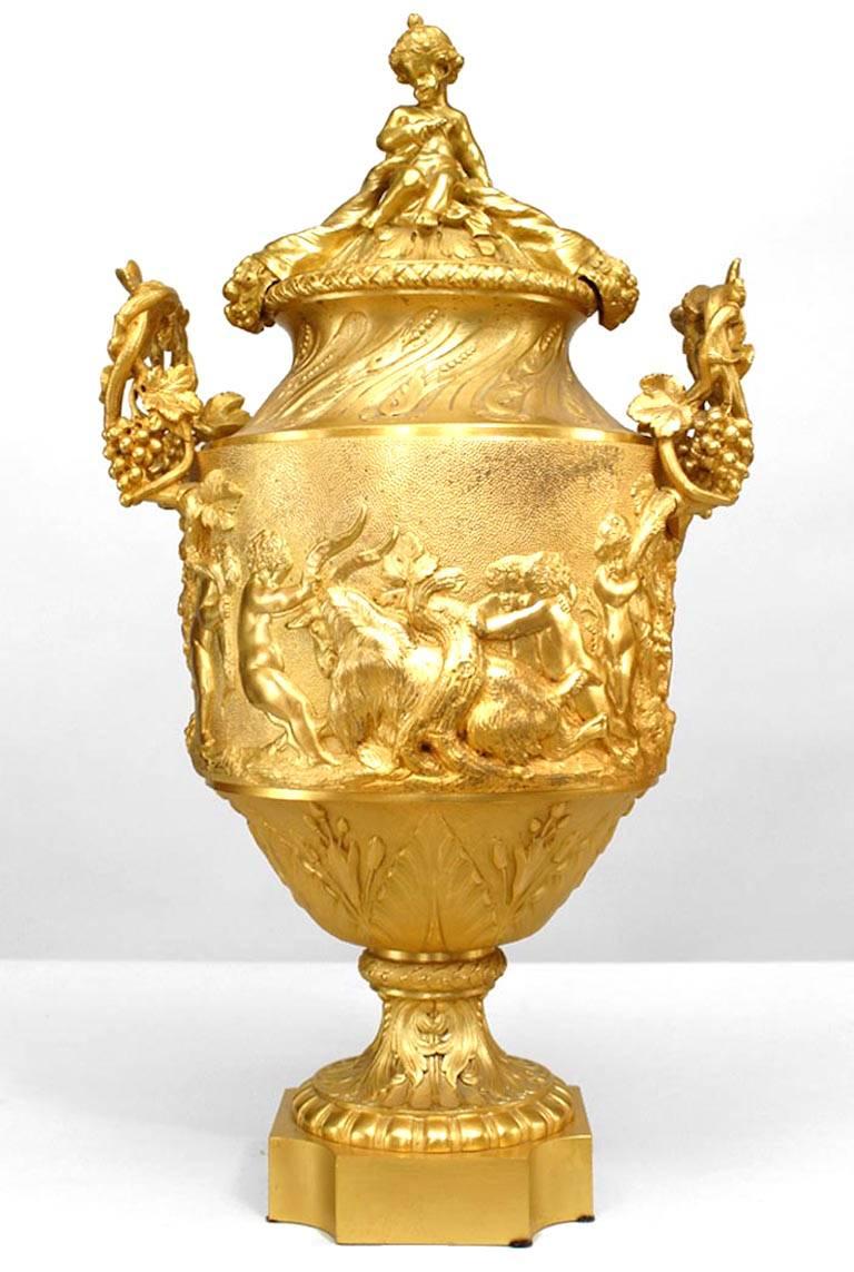Paire d'urnes françaises de style Louis XV en bronze doré Bon état - En vente à New York, NY