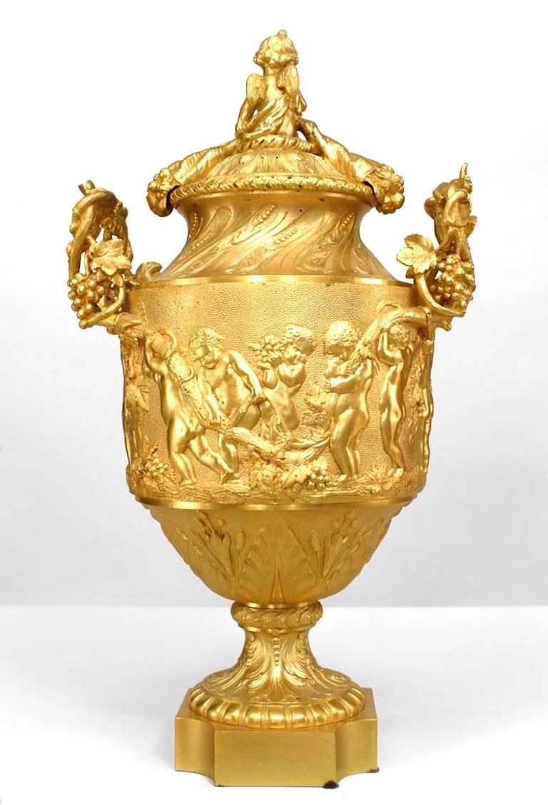 Paar französische Urnen aus vergoldeter Bronze im Louis-XV-Stil im Zustand „Gut“ im Angebot in New York, NY