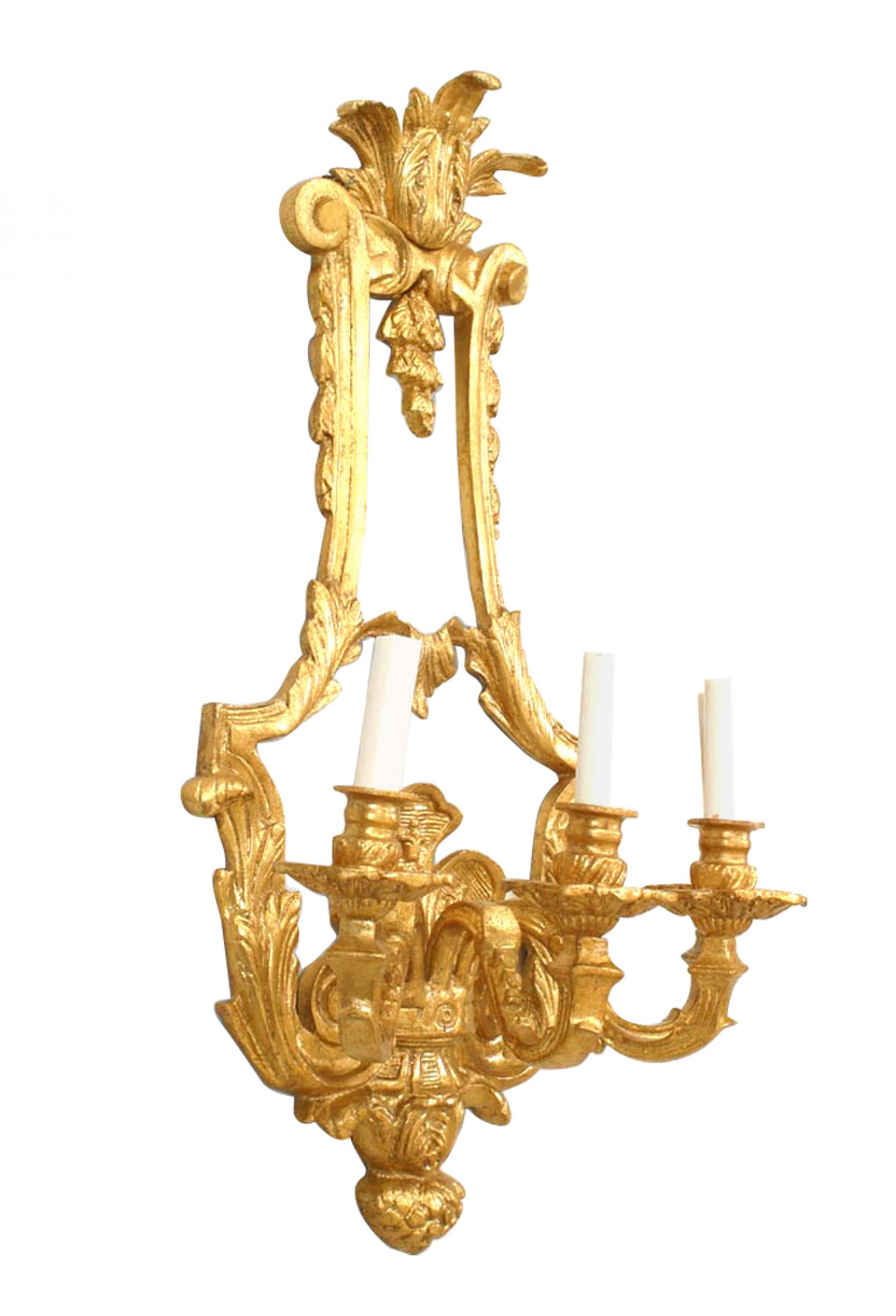 Pareja de apliques franceses de bronce dorado estilo Luis XV Francés en venta