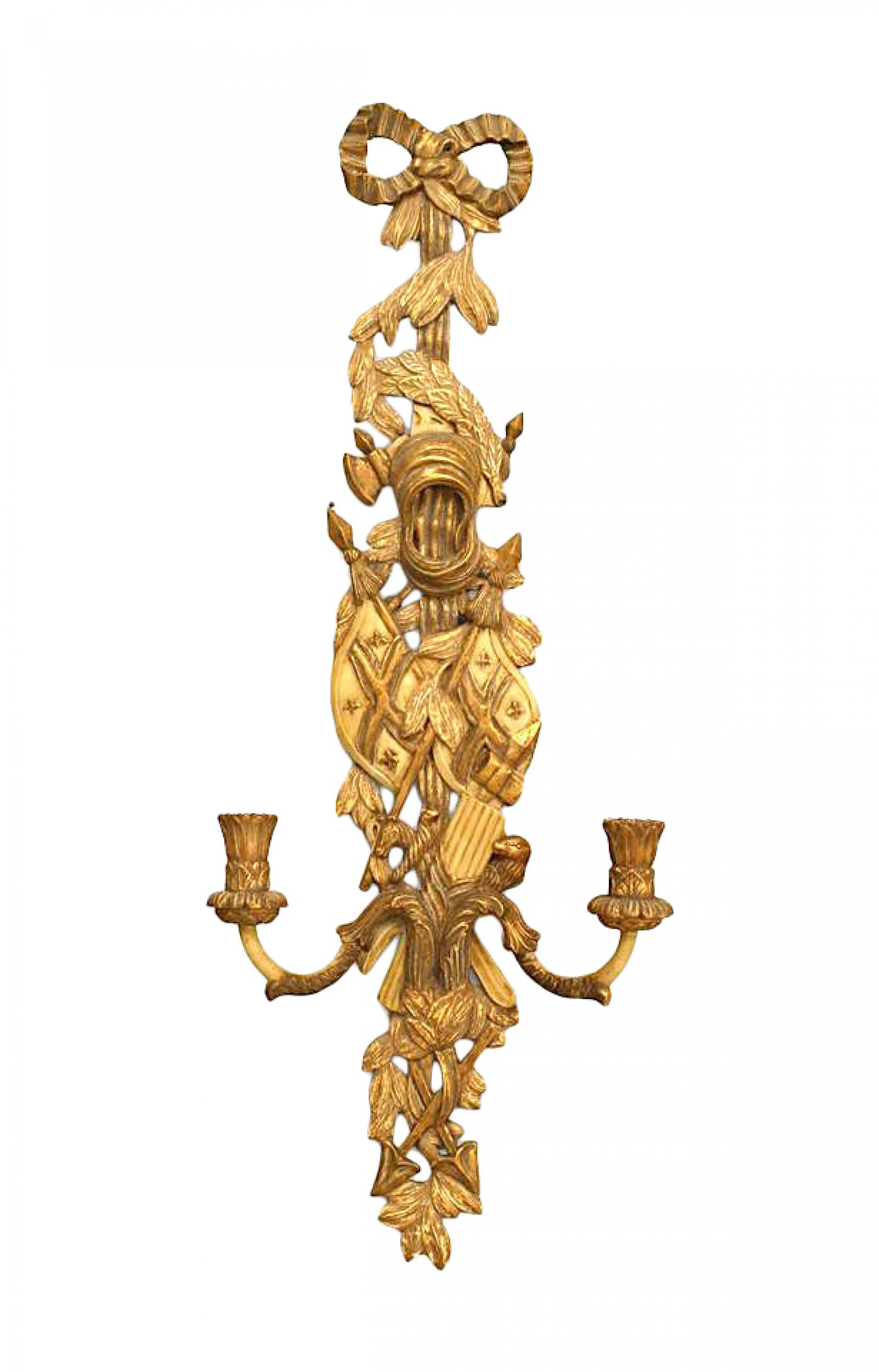 PAR de apliques de pared de 2 brazos de estilo Luis XV francés, dorados y pintados de beige, con diseño tallado de banderas cruzadas y nudo de lazo en la parte superior. (PRECIO POR PAR)