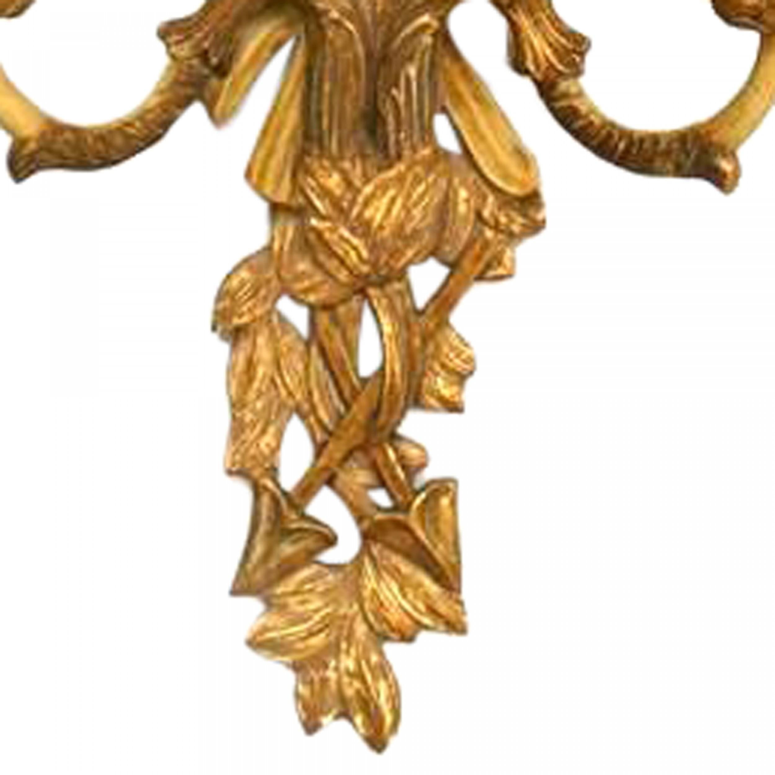 Pareja de Apliques Franceses Estilo Luis XV Tallados en Dorado Francés en venta