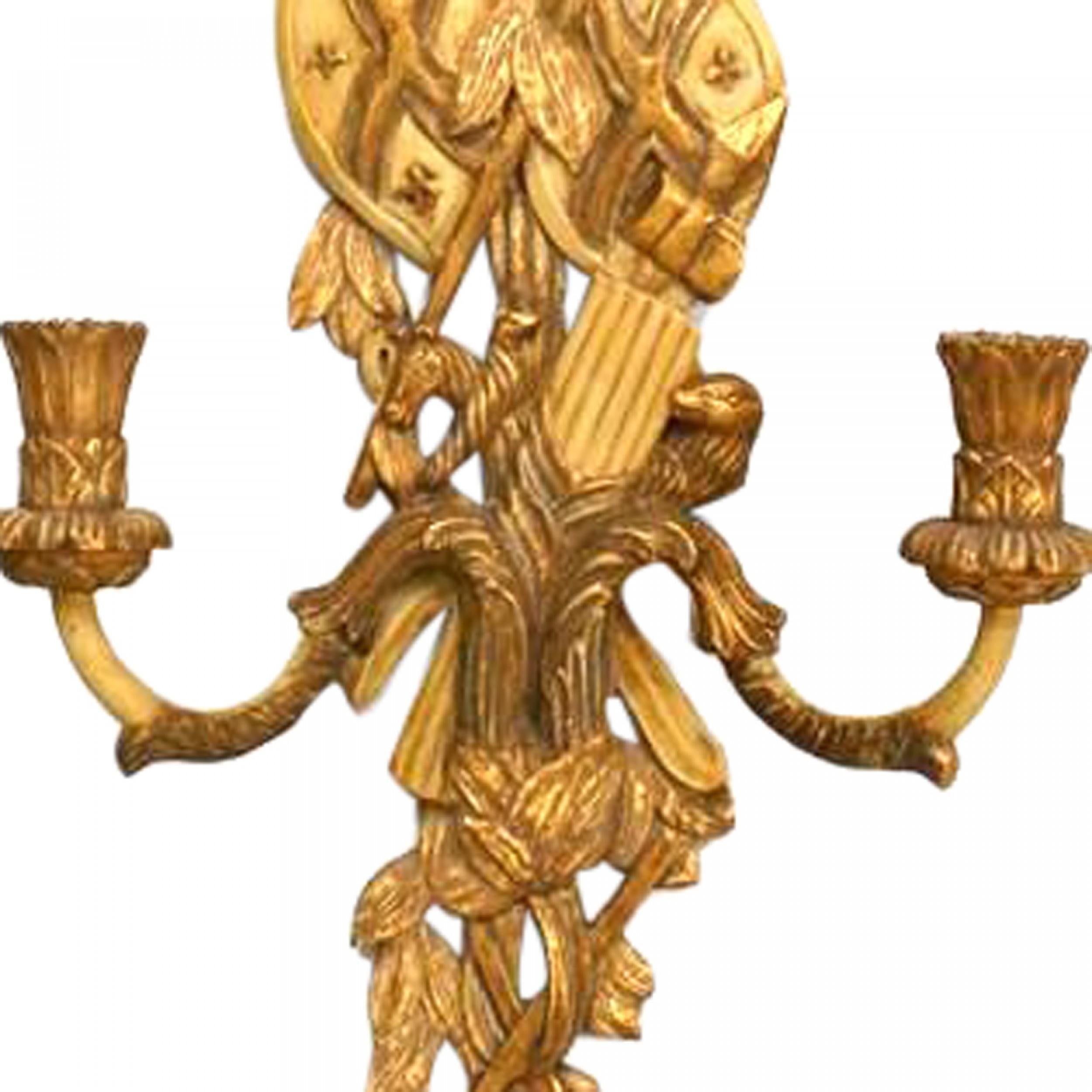 Pareja de Apliques Franceses Estilo Luis XV Tallados en Dorado en Bueno estado para la venta en Queens, NY