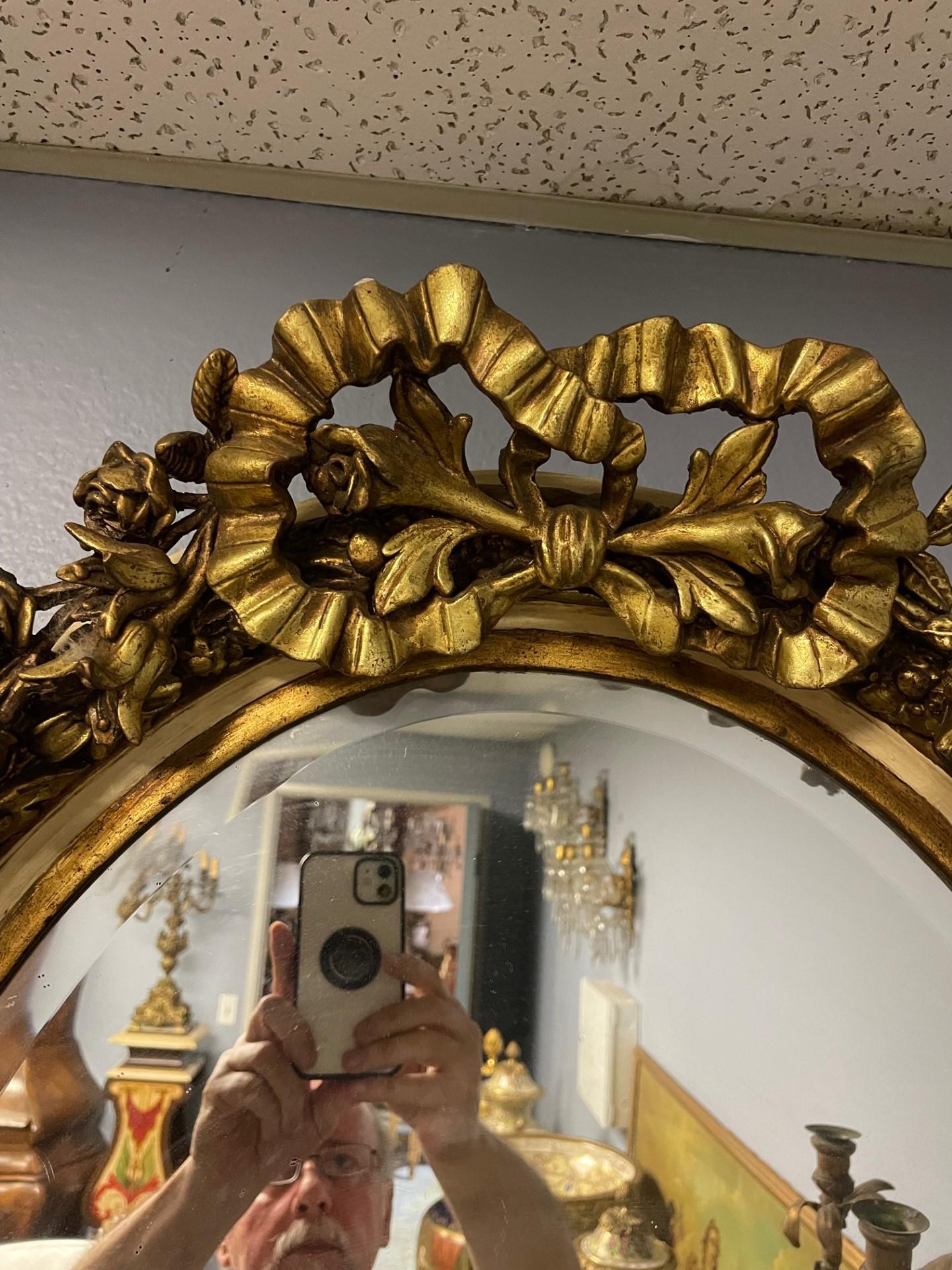 Paire de miroirs ovales dorés de style Louis XV français Bon état - En vente à Cypress, CA