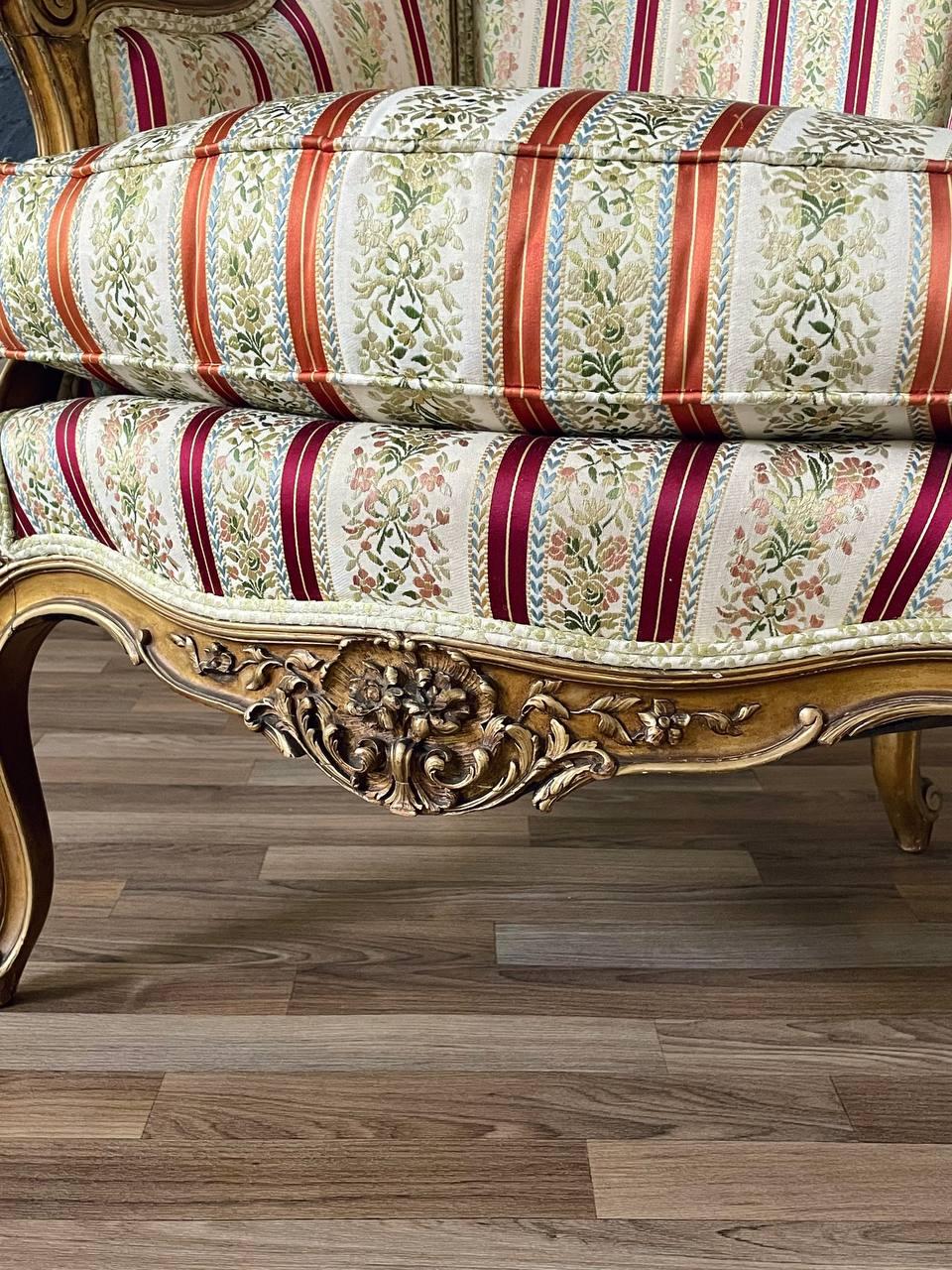 Pareja de sillones Bergère franceses de madera dorada estilo Luis XV en venta 4