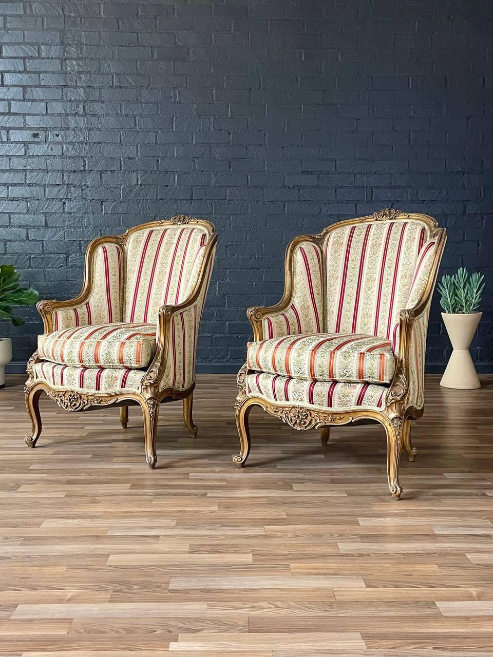Pareja de sillones Bergère franceses de madera dorada estilo Luis XV Francés en venta