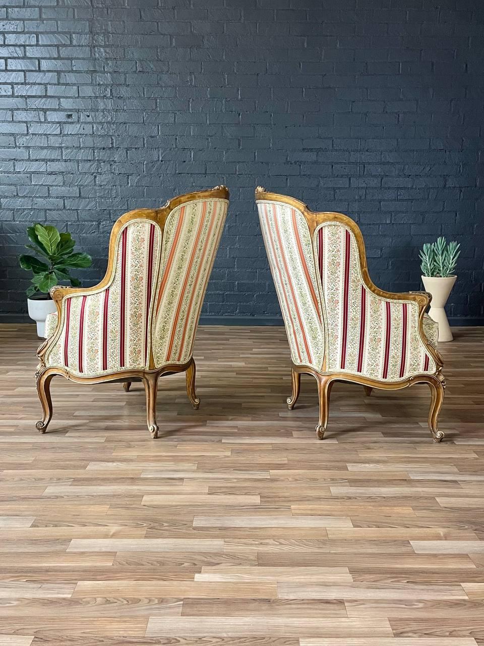 Pareja de sillones Bergère franceses de madera dorada estilo Luis XV mediados del siglo XX en venta