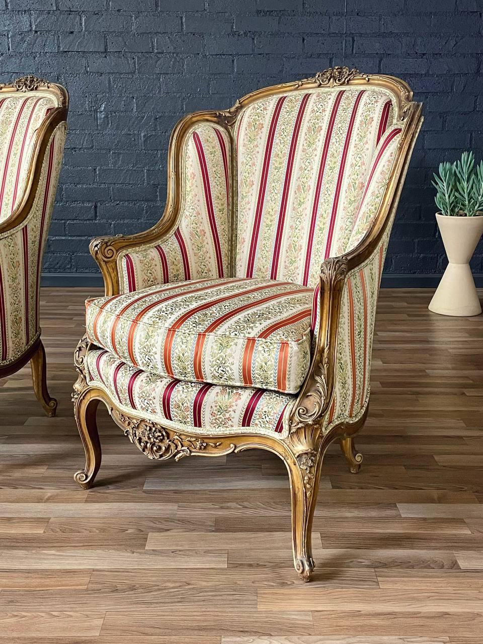 Pareja de sillones Bergère franceses de madera dorada estilo Luis XV Tapicería en venta