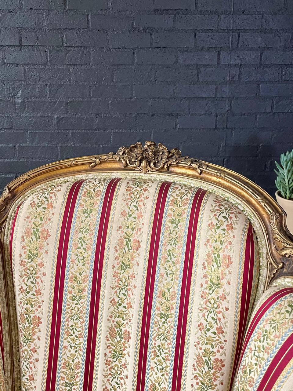 Pareja de sillones Bergère franceses de madera dorada estilo Luis XV en venta 2