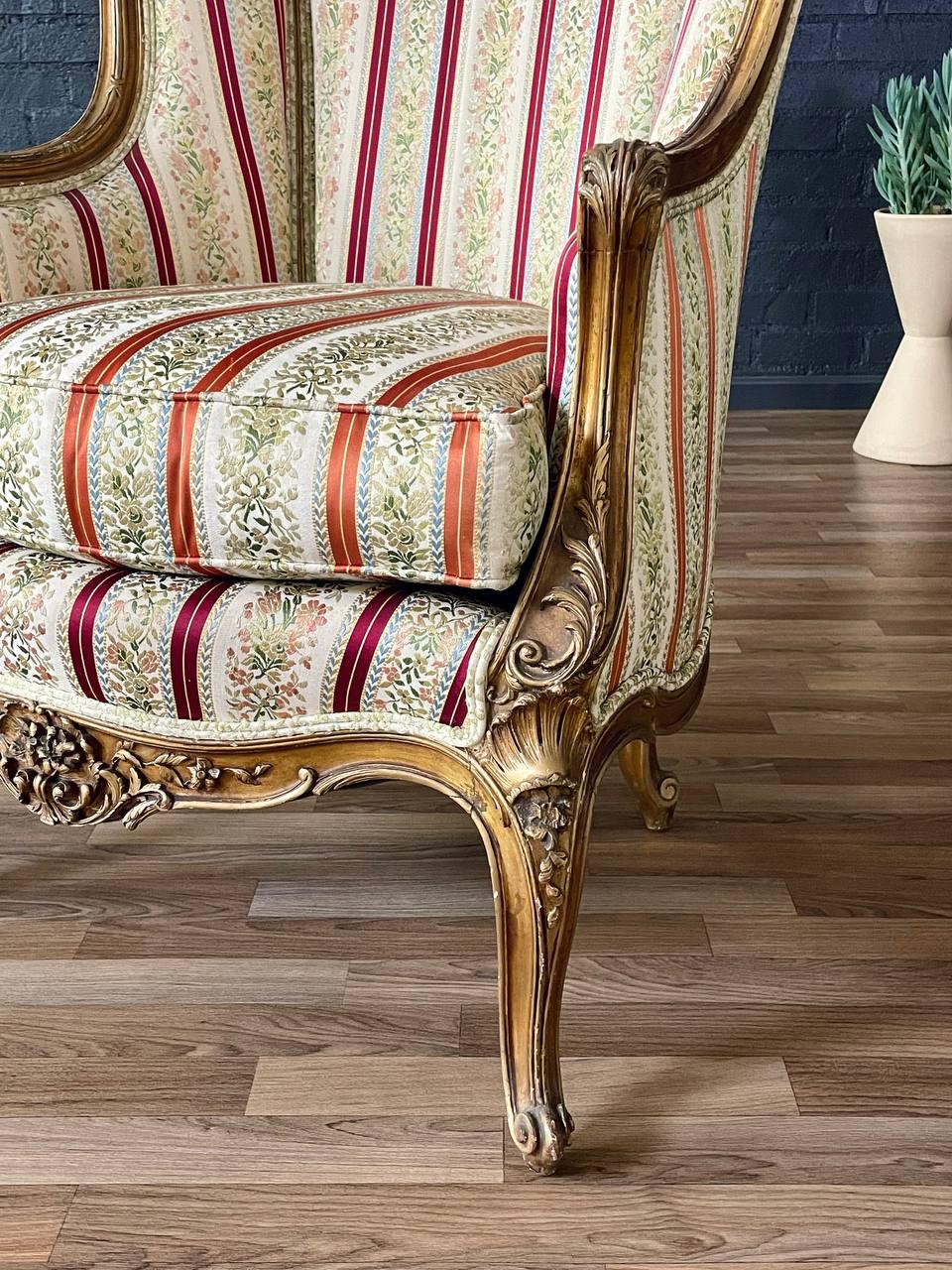 Pareja de sillones Bergère franceses de madera dorada estilo Luis XV en venta 3