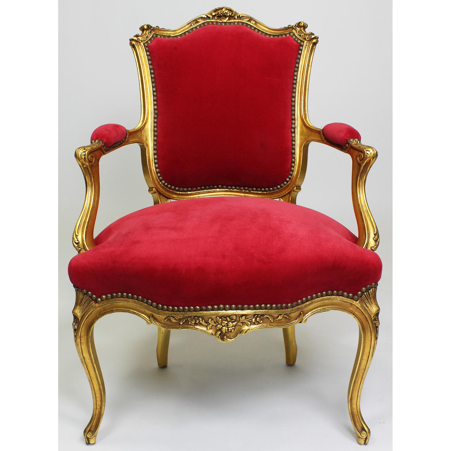 Ein Paar französischer Rokoko-Fauteuils (Sessel) im Stil Louis XV, geschnitzt aus Goldholz. Die aufwändig geschnitzten Holzrahmen mit offen geschwungenen und gepolsterten Armlehnen und Cabrio-Beinen. Gepolstert mit rotem Samt, Paris, um 1900.

Maße:
