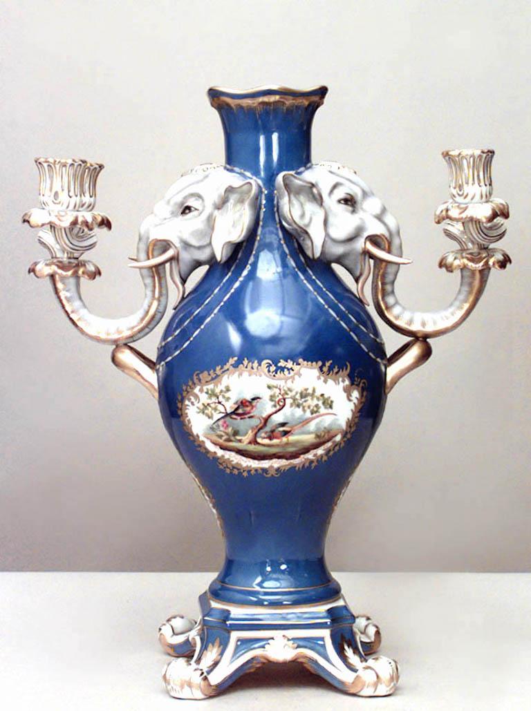 Paar französische Vasen mit blauem Grund im Louis XV-Stil (19./20. Jh.) mit geschwungenen 2-armigen Kandelabern über Elefantenmasken, nach dem Modell von Sevres um 1755 (von HEREND aus Ungarn) (PREIS FÜR Pärchen)
