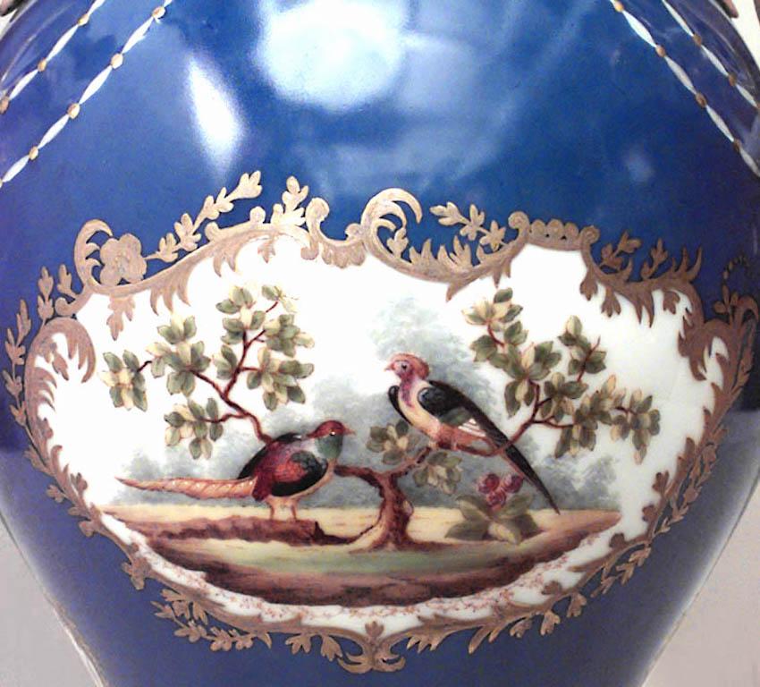 Paar blaue Vasen im Stil von Louis XV mit Kandelaberarmen (Ungarisch) im Angebot