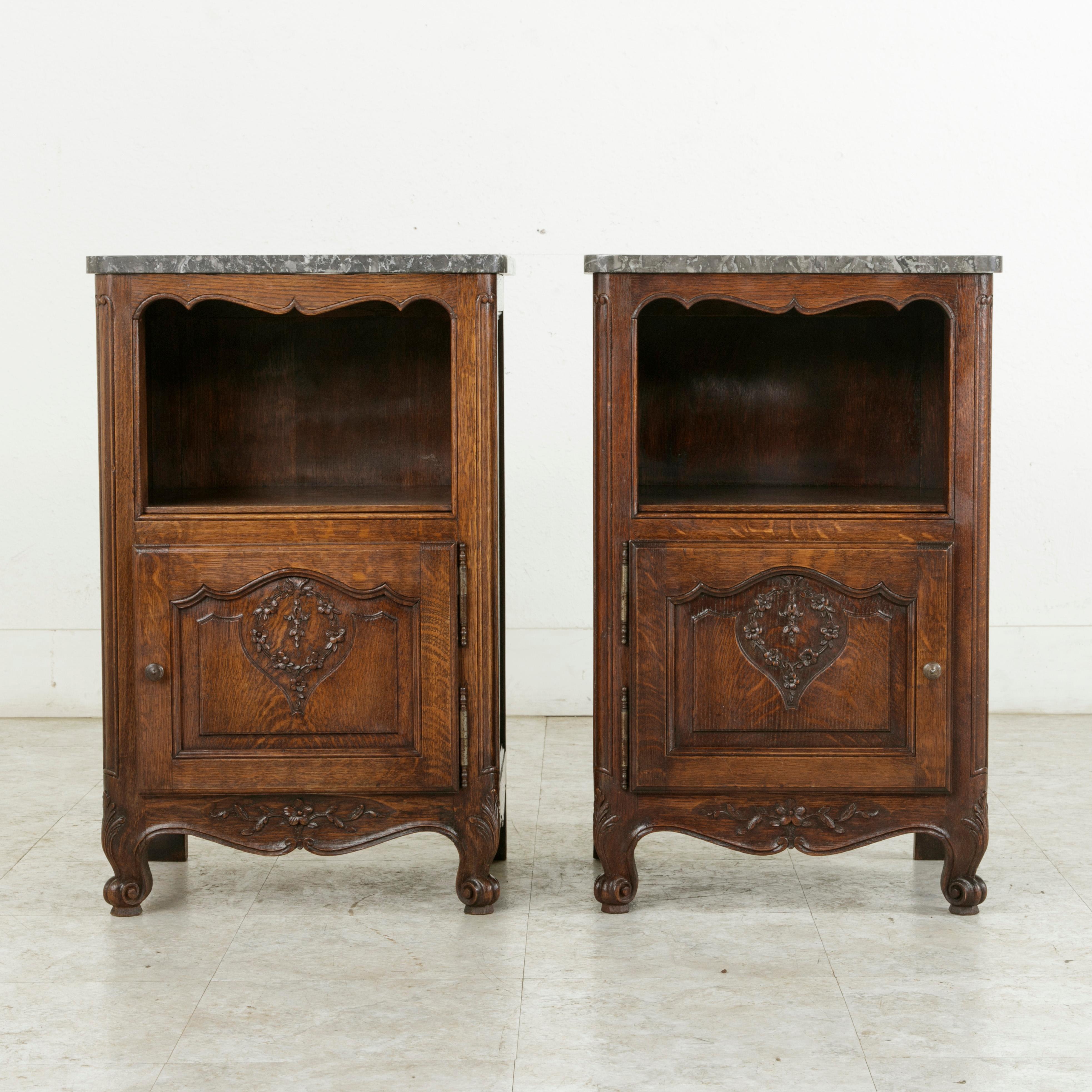 Early 20th Century Pair of French Louis XV Style Hand-Carved Oak Nightstands with Marble Top, Niche