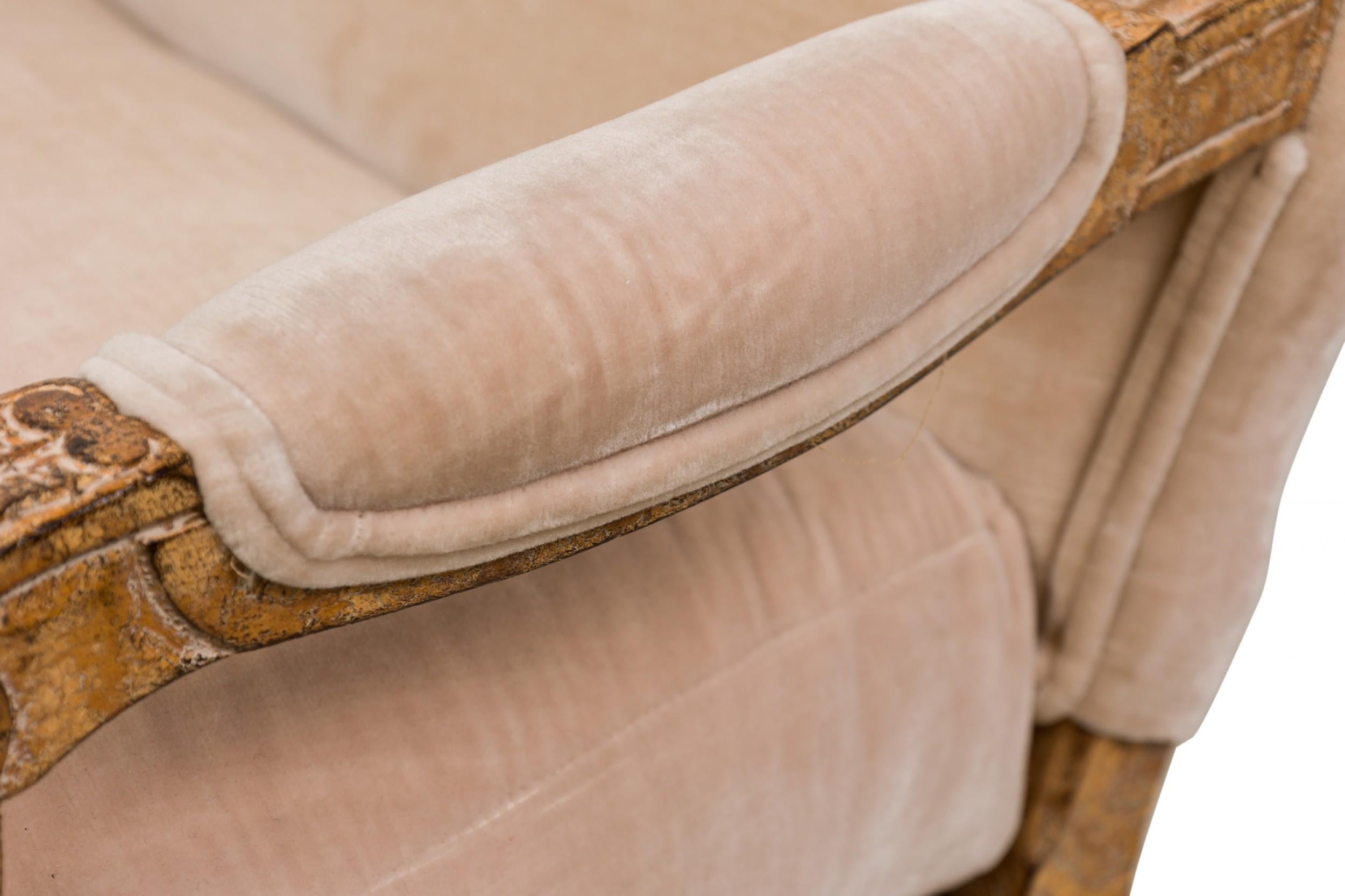 Paire de fauteuils à haut dossier de style Louis XV avec tapisserie en velours beige en vente 3