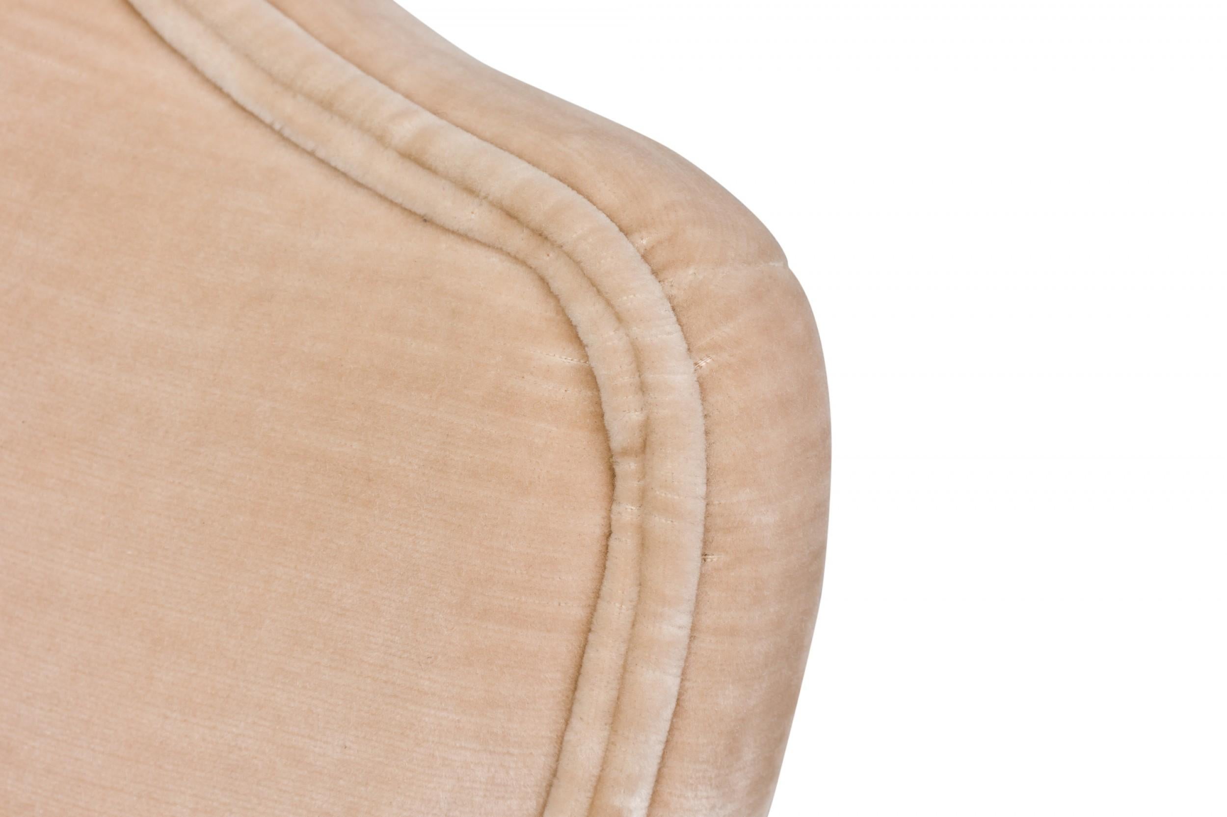 Paire de fauteuils à haut dossier de style Louis XV avec tapisserie en velours beige en vente 4