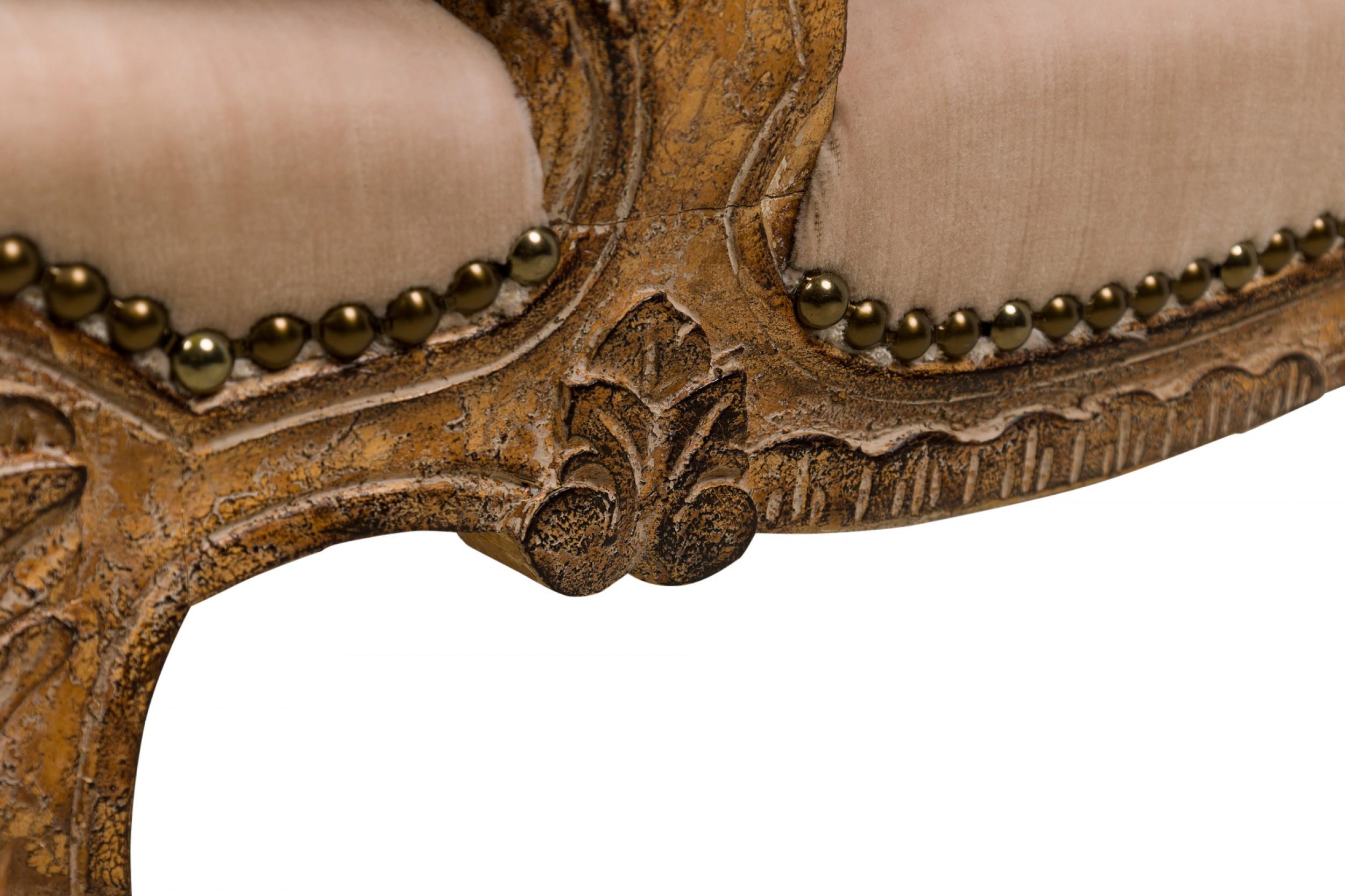 Paire de fauteuils à haut dossier de style Louis XV avec tapisserie en velours beige en vente 5