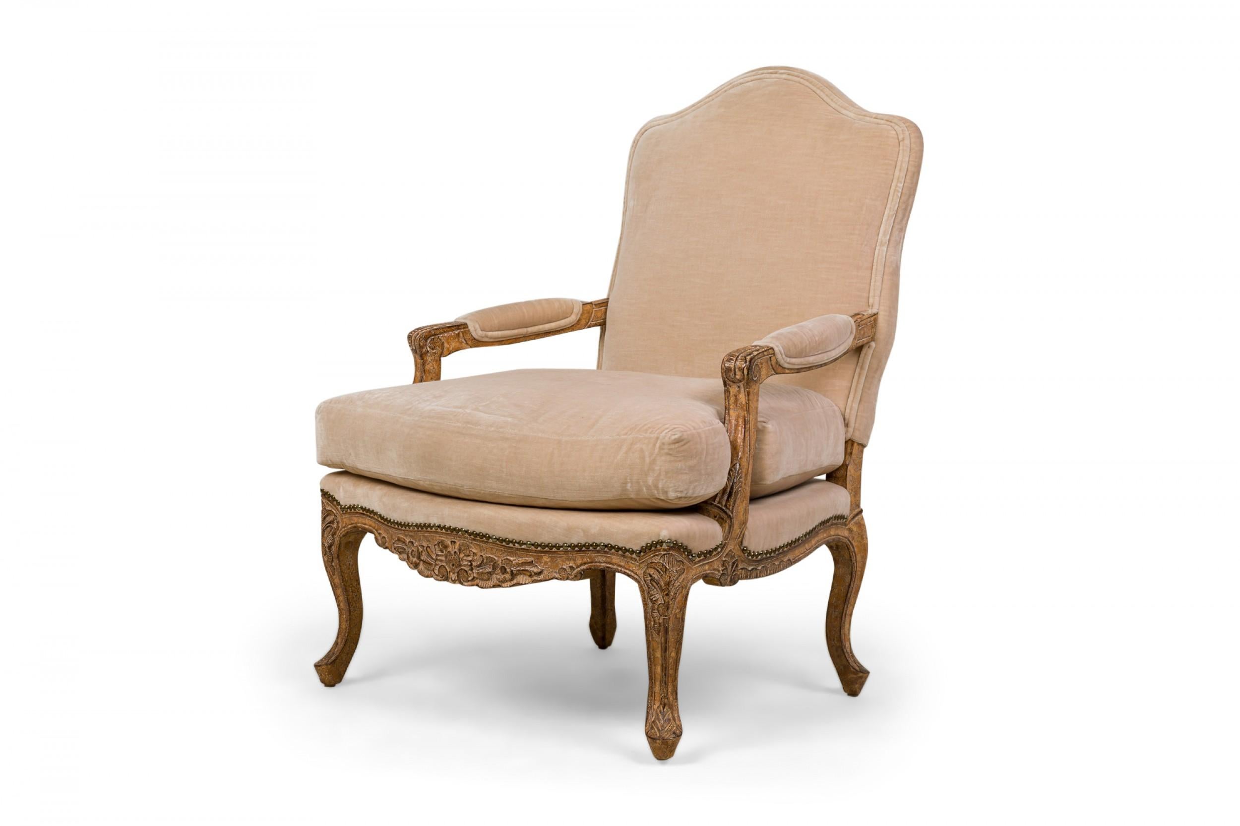 Français Paire de fauteuils à haut dossier de style Louis XV avec tapisserie en velours beige en vente