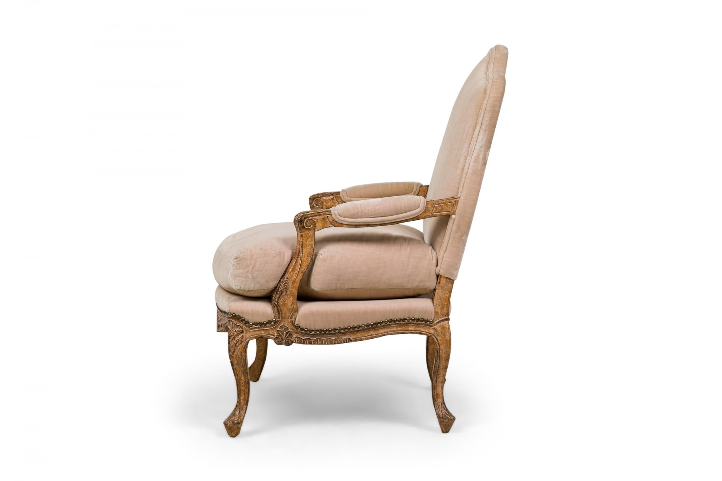 Sculpté Paire de fauteuils à haut dossier de style Louis XV avec tapisserie en velours beige en vente