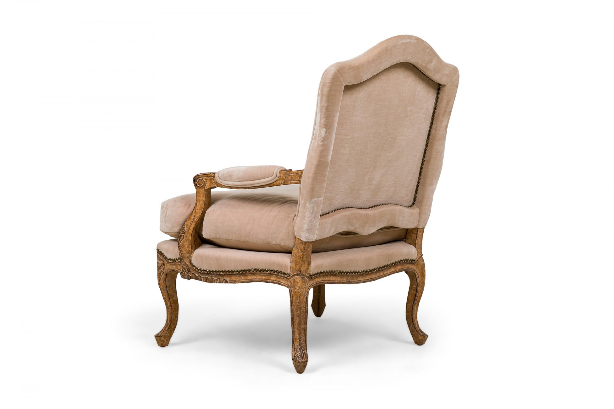 Paire de fauteuils à haut dossier de style Louis XV avec tapisserie en velours beige Bon état - En vente à Queens, NY