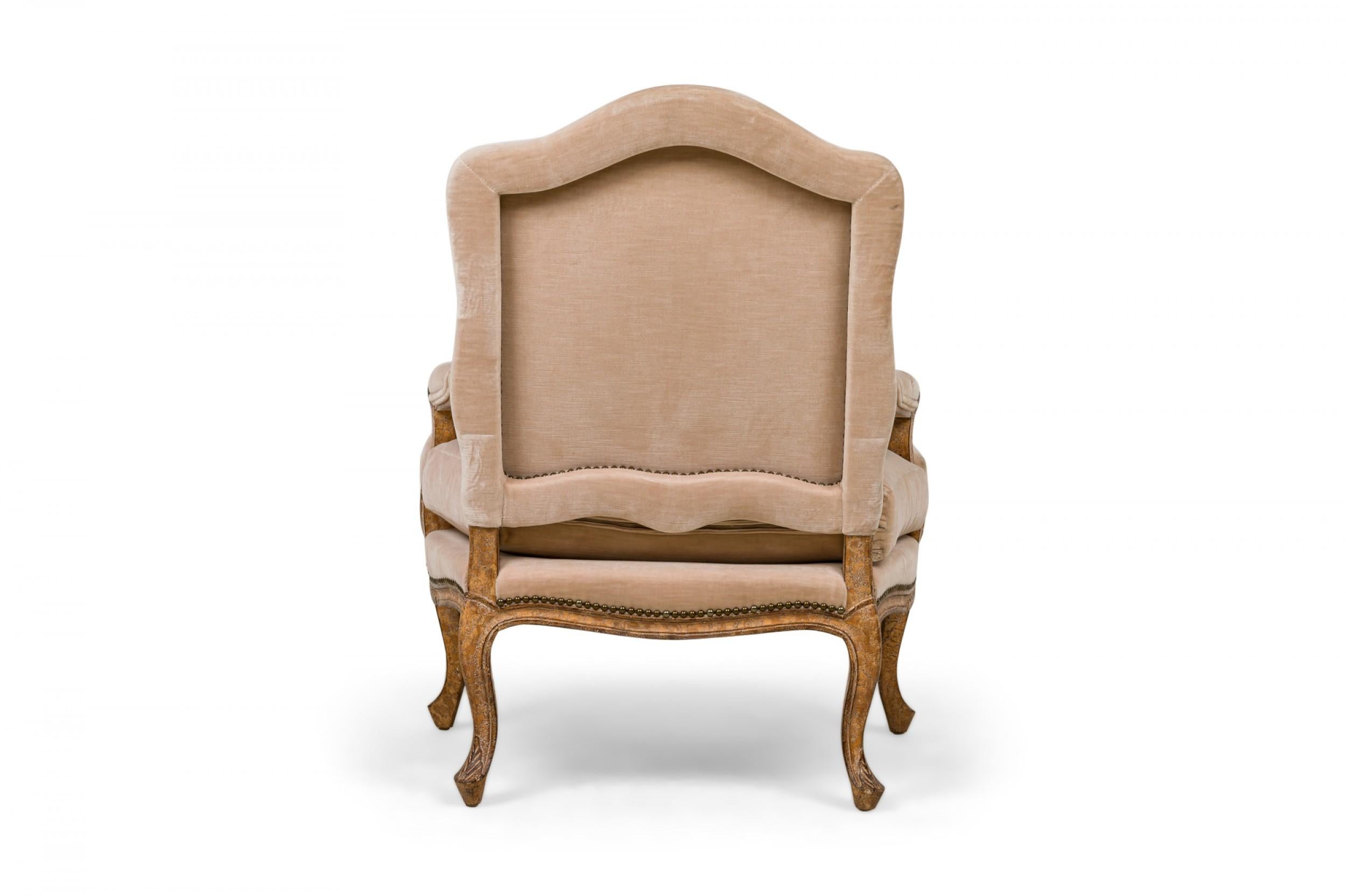 20ième siècle Paire de fauteuils à haut dossier de style Louis XV avec tapisserie en velours beige en vente