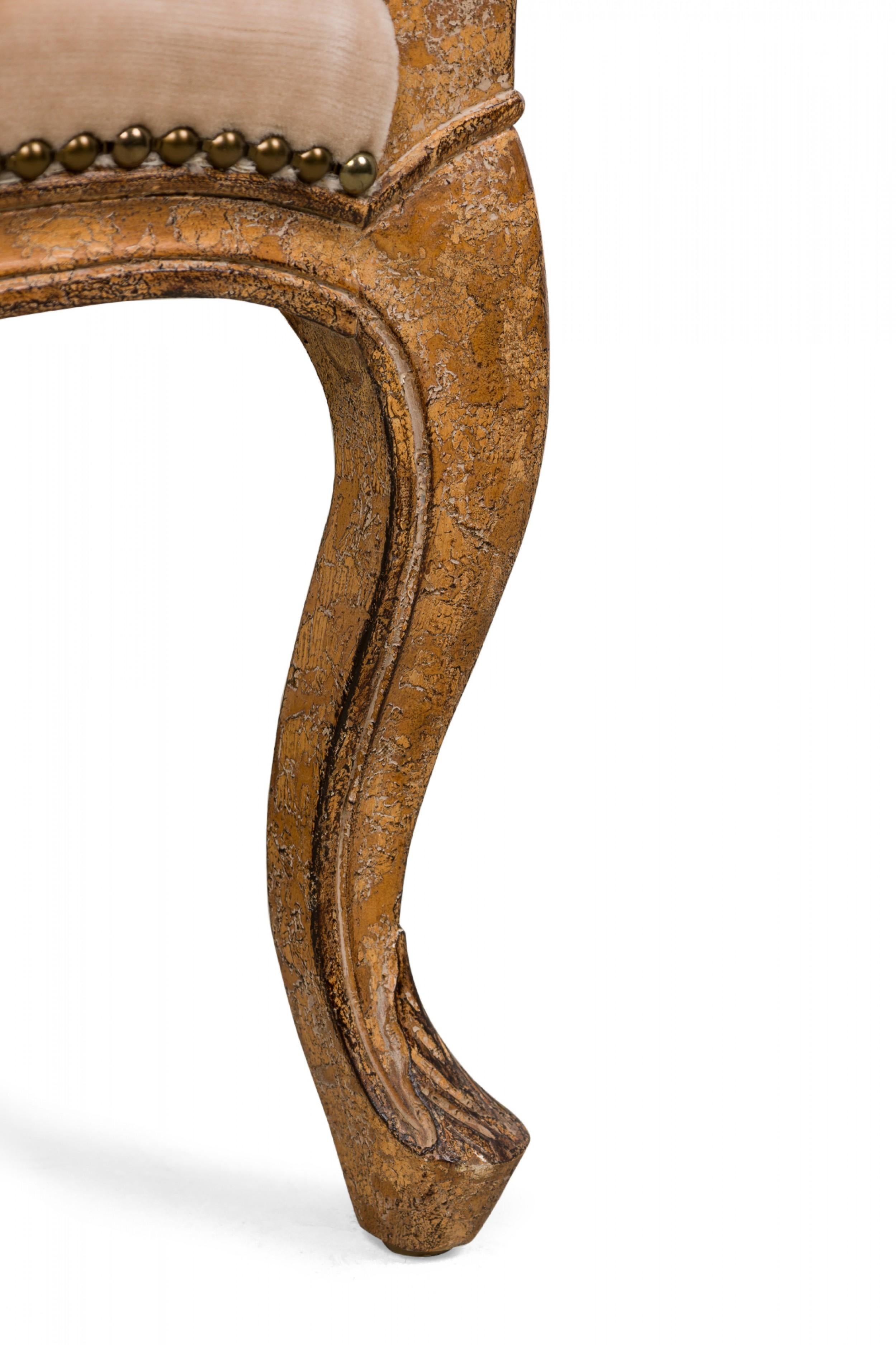 Laiton Paire de fauteuils à haut dossier de style Louis XV avec tapisserie en velours beige en vente