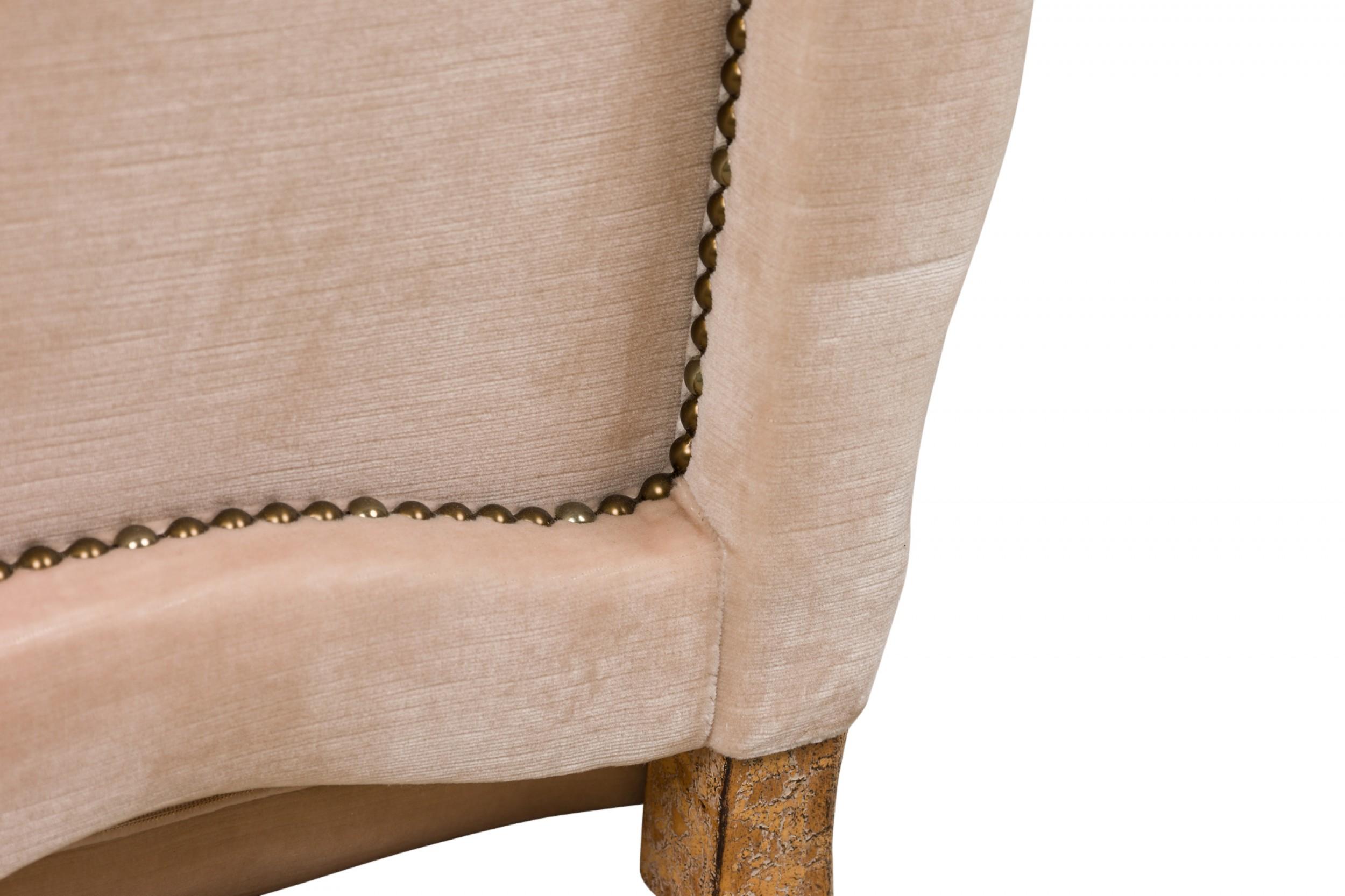 Paire de fauteuils à haut dossier de style Louis XV avec tapisserie en velours beige en vente 1