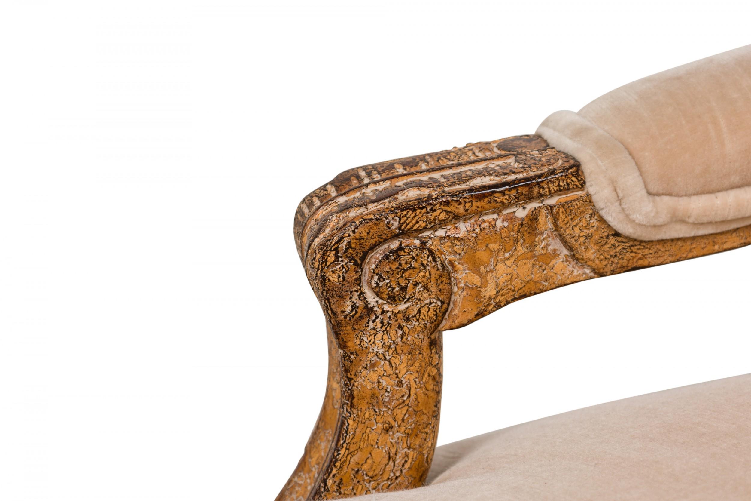 Paire de fauteuils à haut dossier de style Louis XV avec tapisserie en velours beige en vente 2