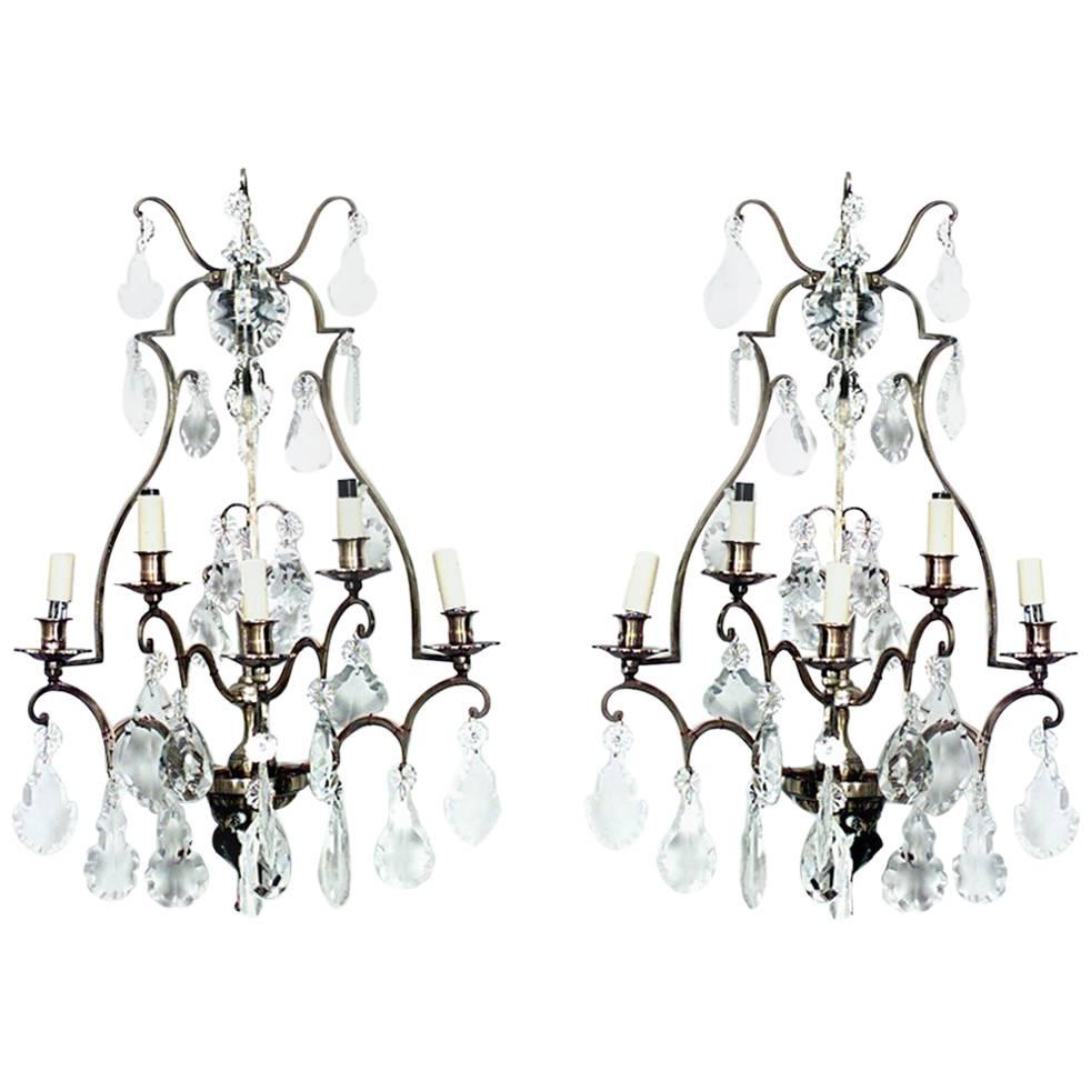 Pareja de apliques franceses de latón lacado y cristal estilo Luis XV en venta