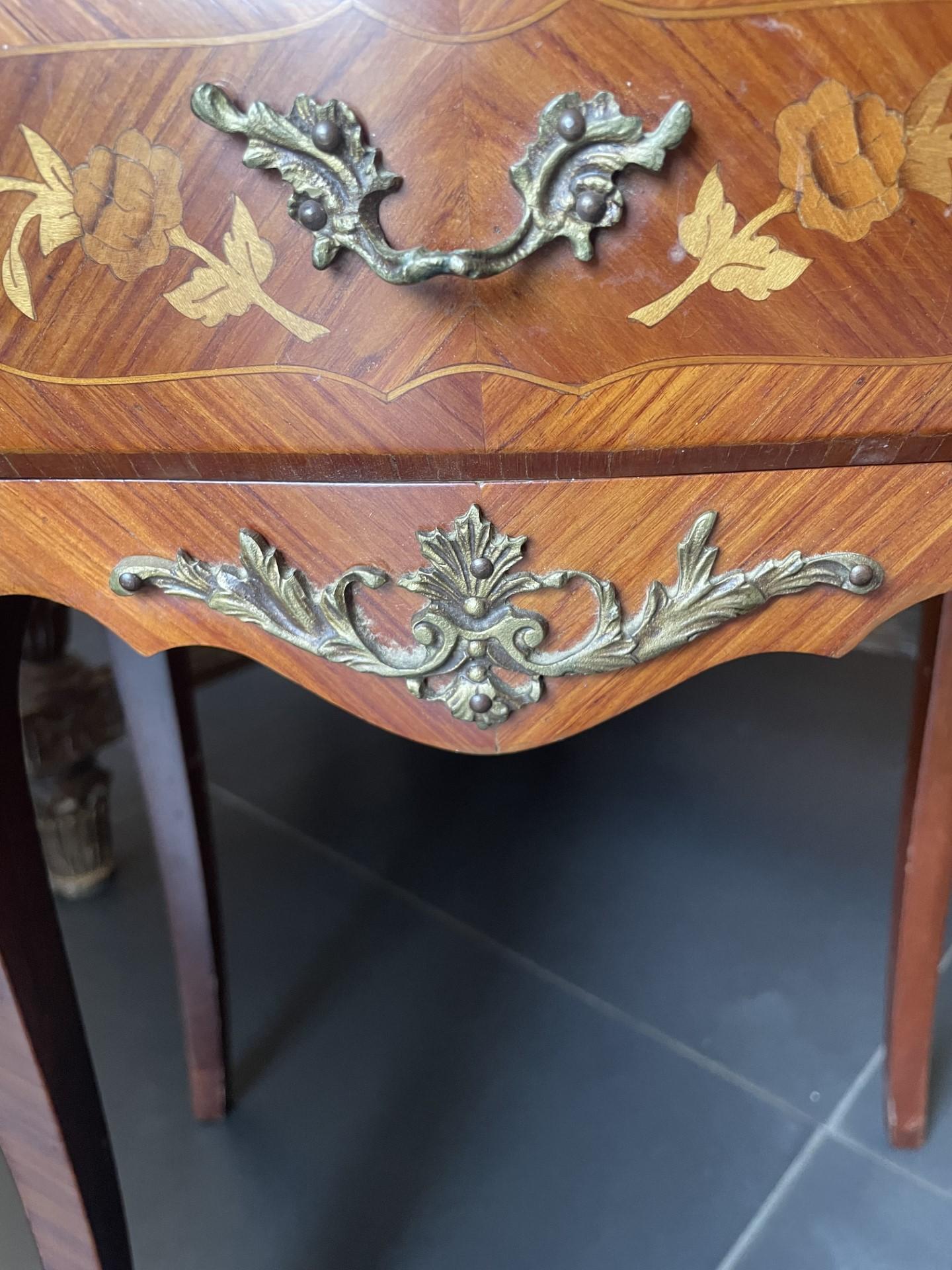 Pair of French Louis XV style Marquetry Nightstands In Excellent Condition For Sale In Dallas, TX