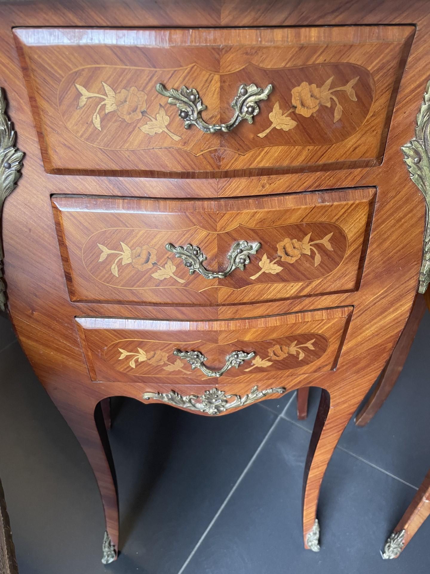Pair of French Louis XV style Marquetry Nightstands For Sale 1