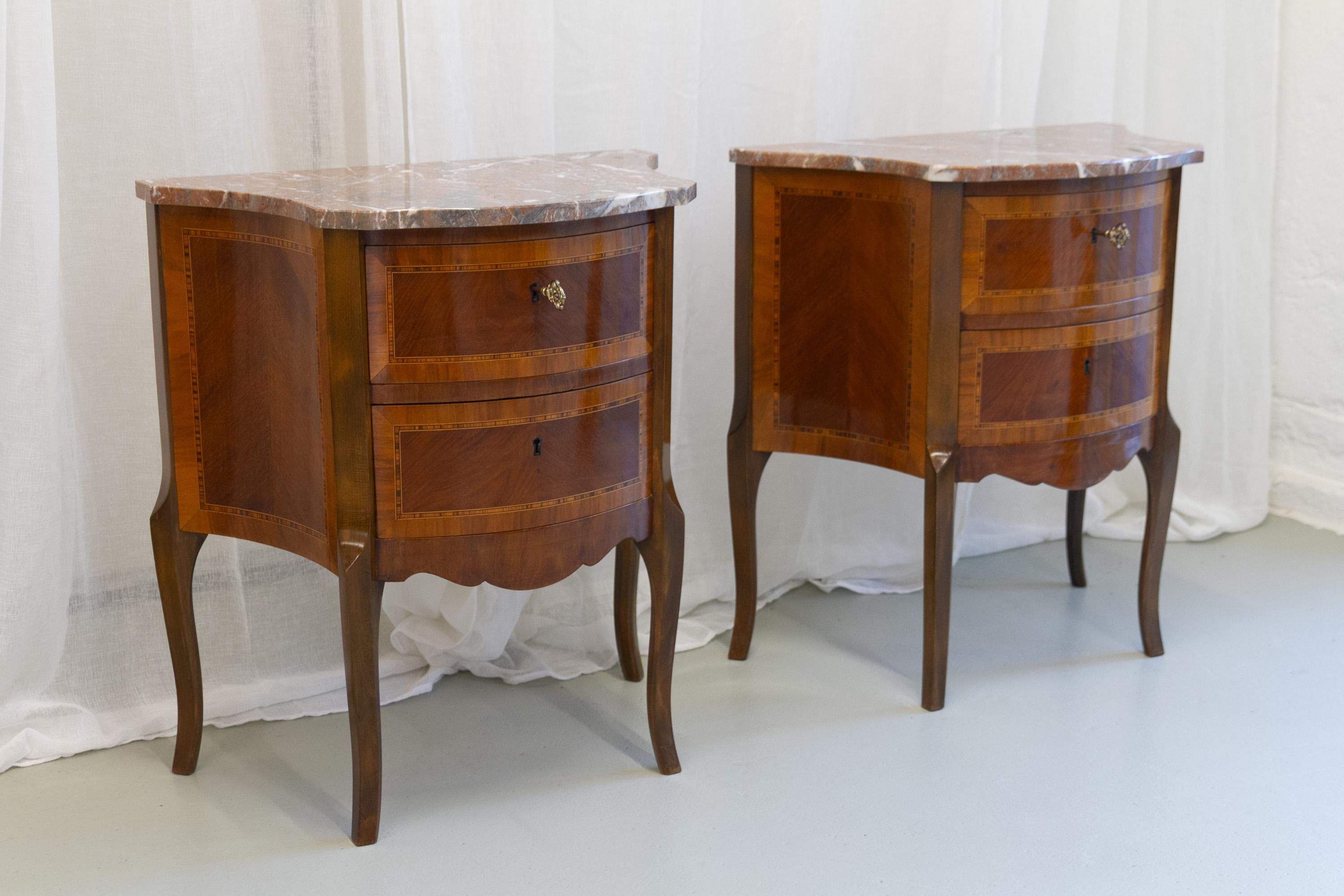 Coppia di comodini francesi intarsiati in stile Luigi XV con piani in marmo, anni '10 del XIX secolo.

Bellissima coppia di comodini abbinati, ciascuno con due cassetti frontali curvi (chiavi incluse) e piani in marmo rossastro con venature