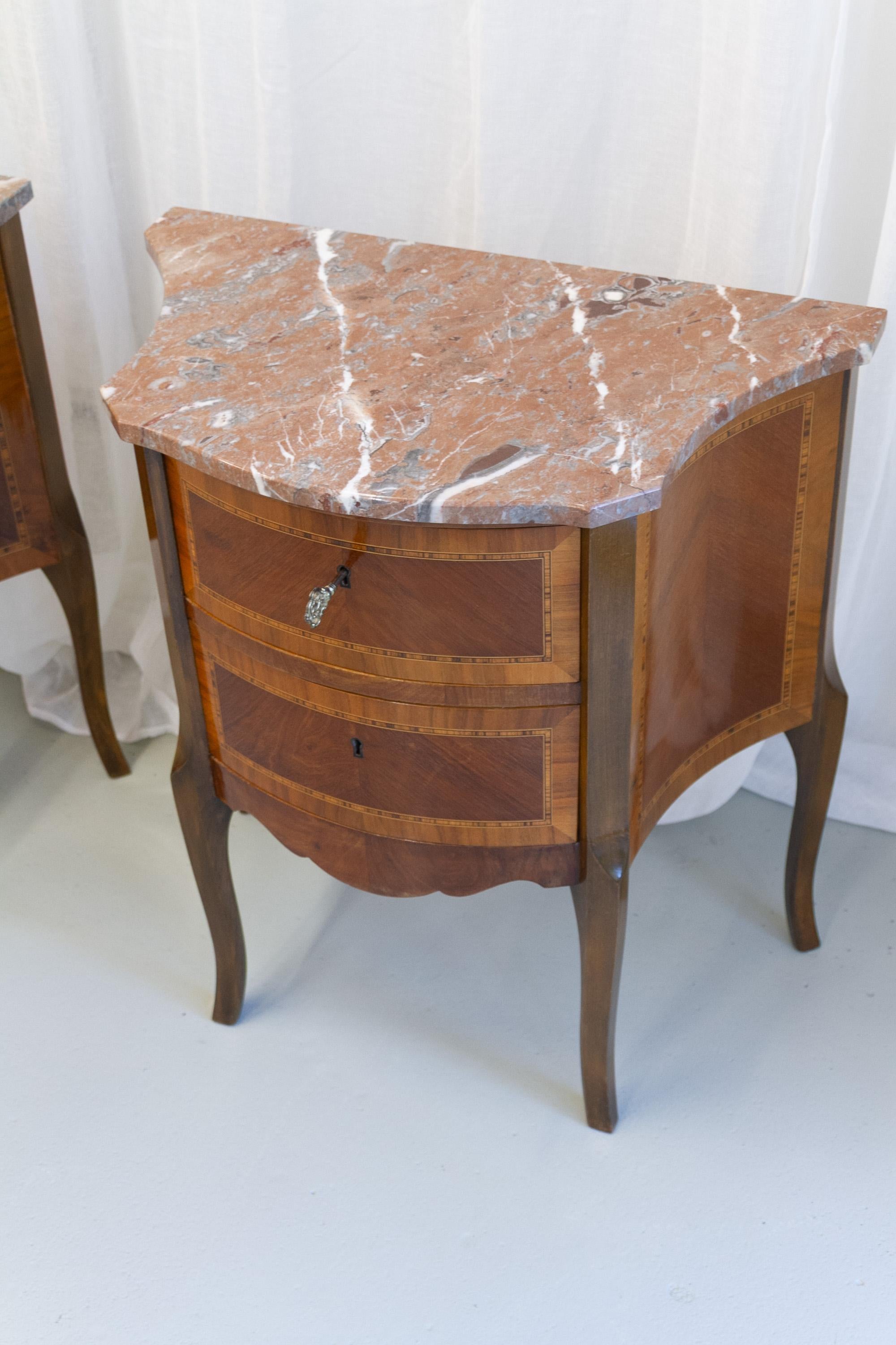 Inizio XX secolo Coppia di comodini francesi intarsiati in stile Luigi XV con piani in marmo, anni '10 del XIX secolo. in vendita