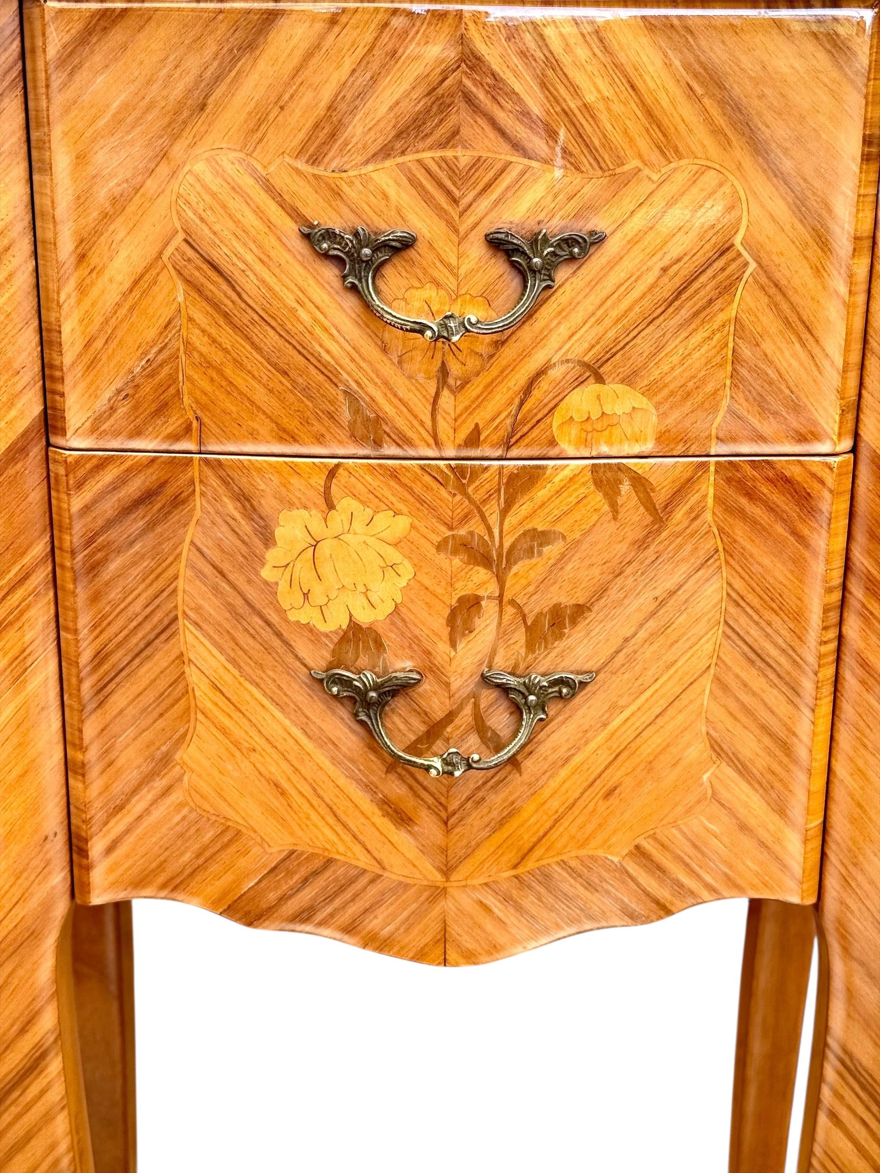 20ième siècle Paire de tables de nuit en marqueterie de style Louis XV avec dessus en marbre en vente