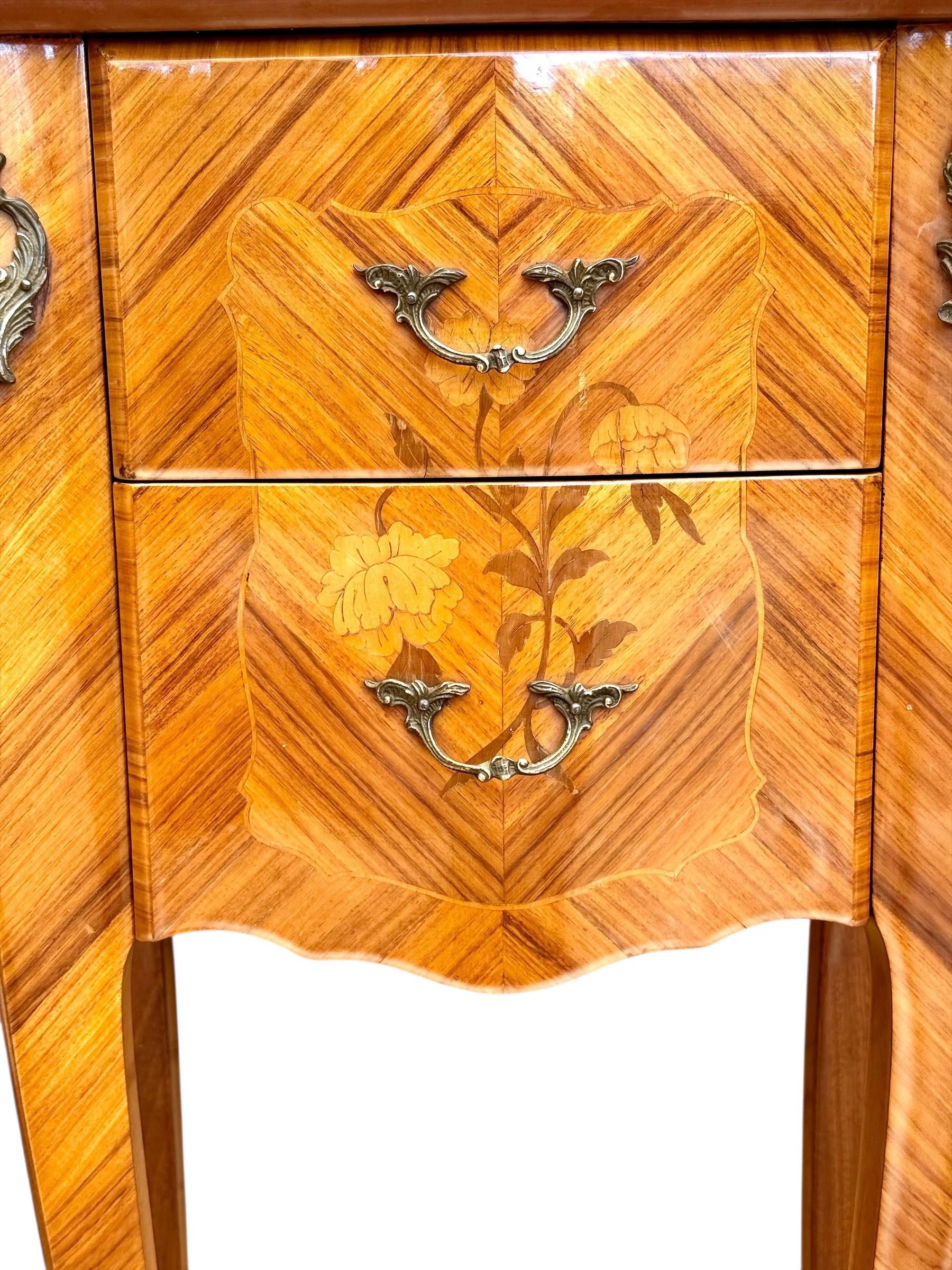 Noyer Paire de tables de nuit en marqueterie de style Louis XV avec dessus en marbre en vente