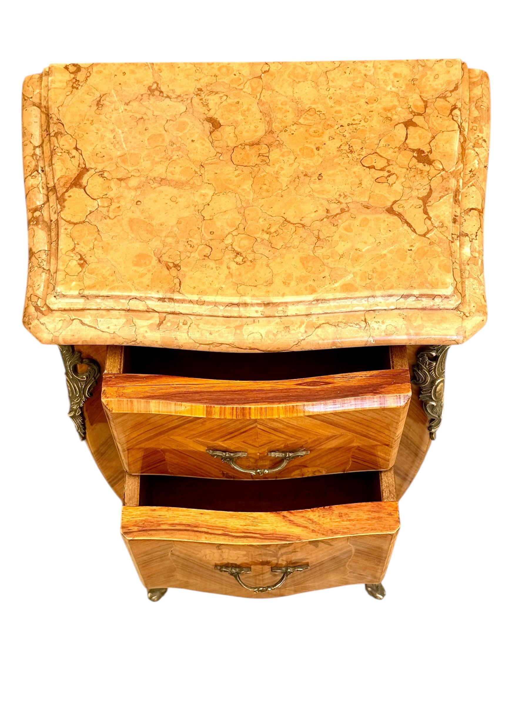 Paire de tables de nuit en marqueterie de style Louis XV avec dessus en marbre en vente 5