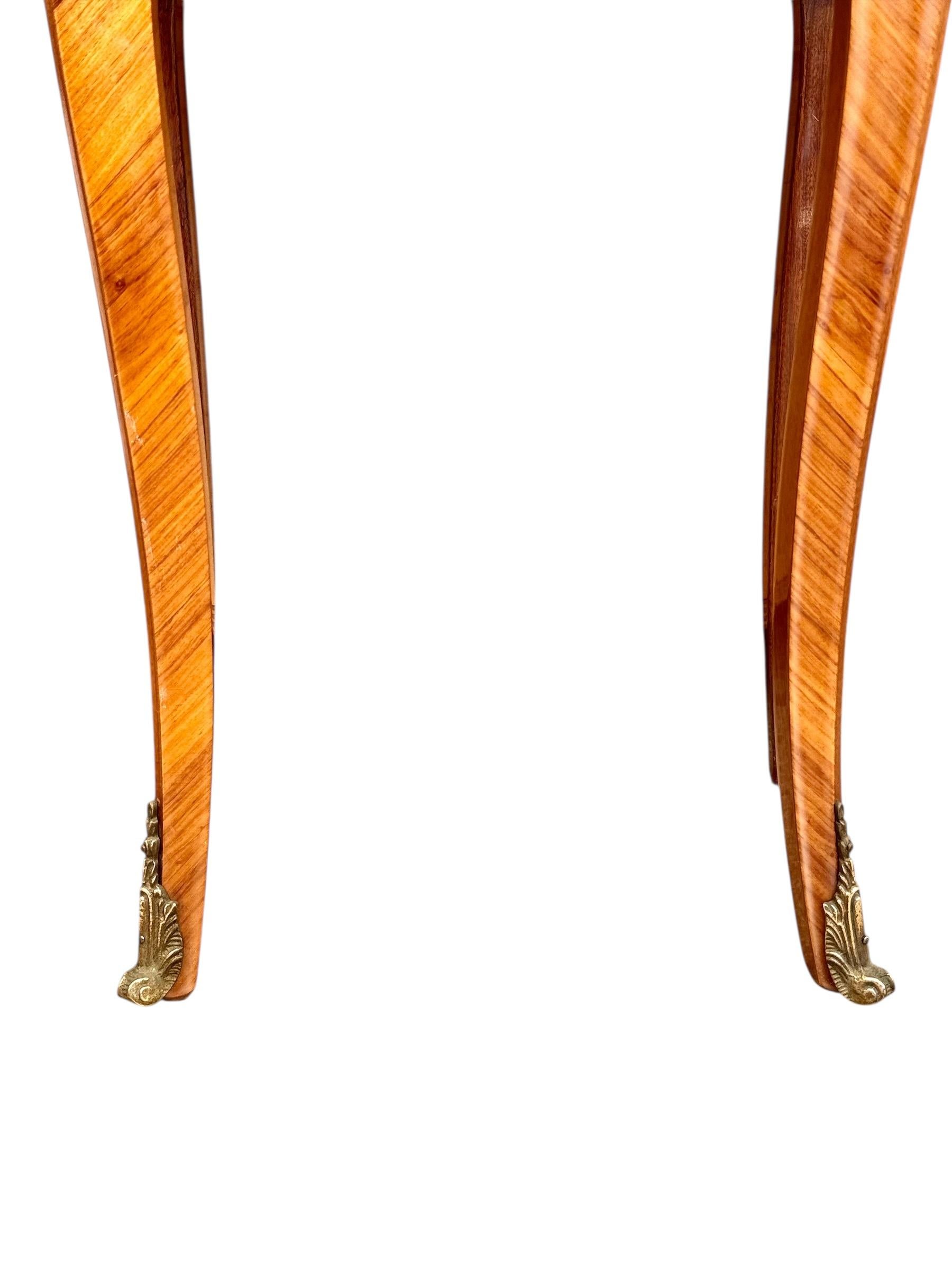 Paire de tables de nuit en marqueterie de style Louis XV avec dessus en marbre en vente 1