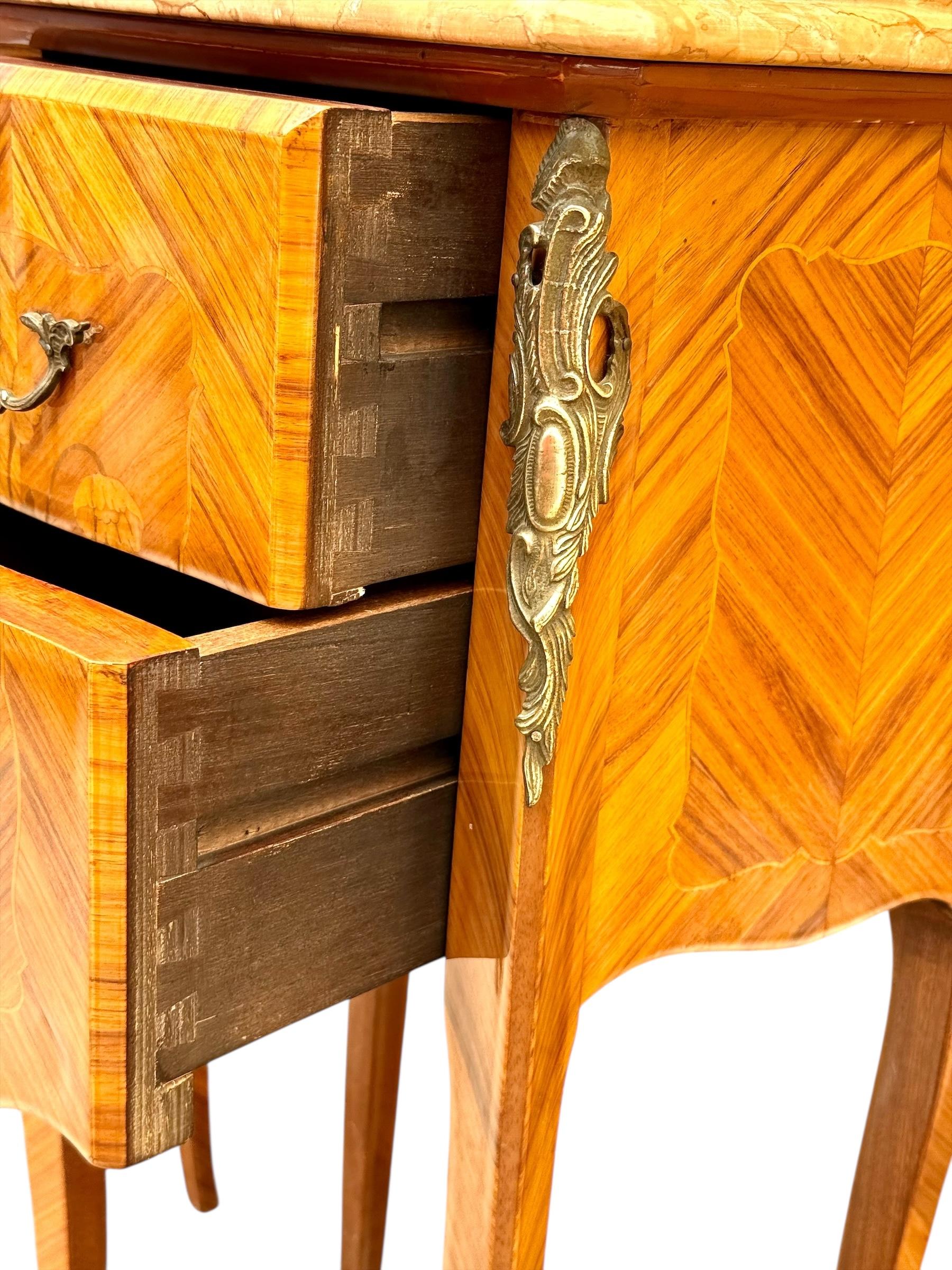 Paire de tables de nuit en marqueterie de style Louis XV avec dessus en marbre en vente 6