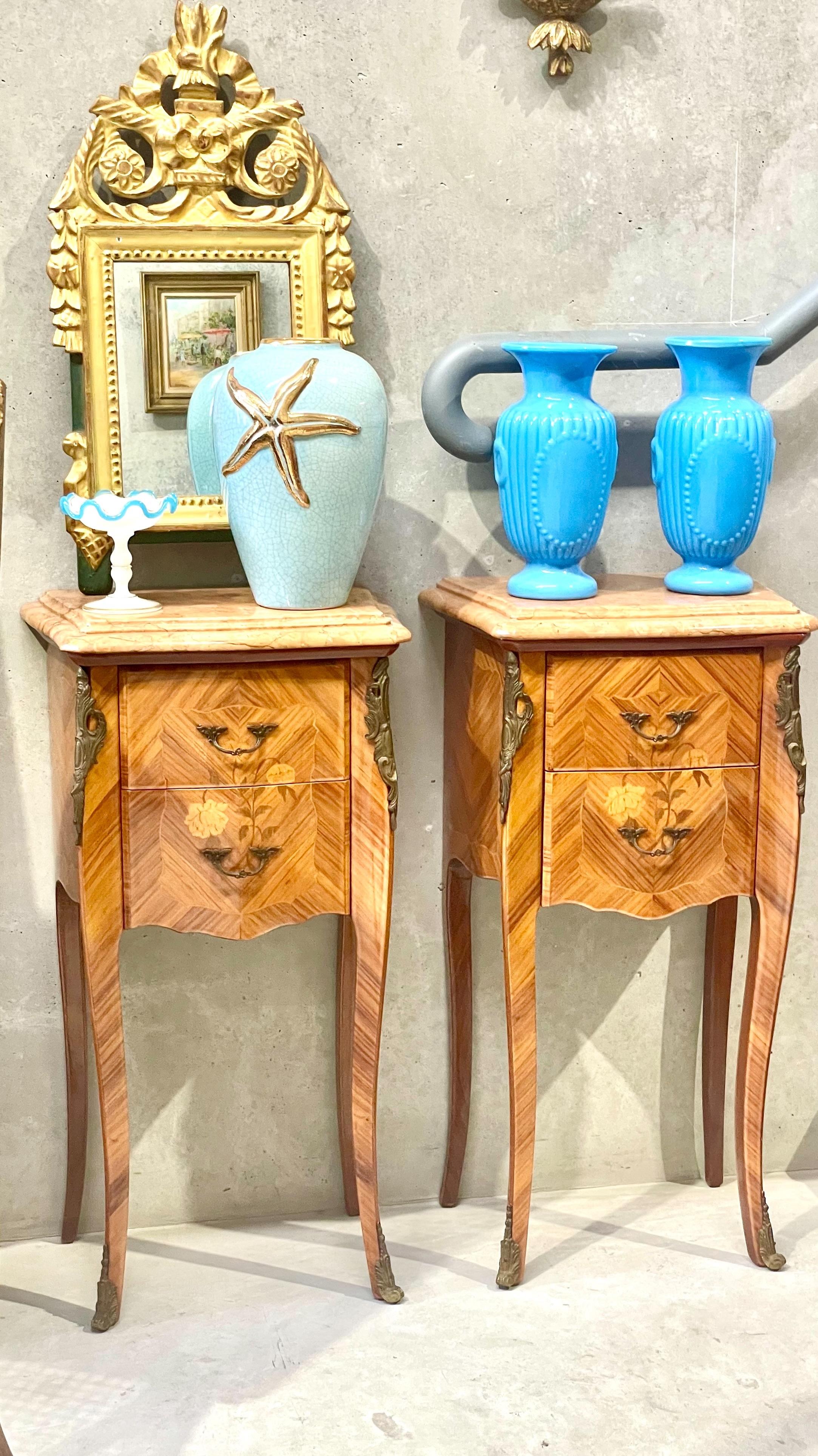 Paire de tables de nuit en marqueterie de style Louis XV avec dessus en marbre en vente 7
