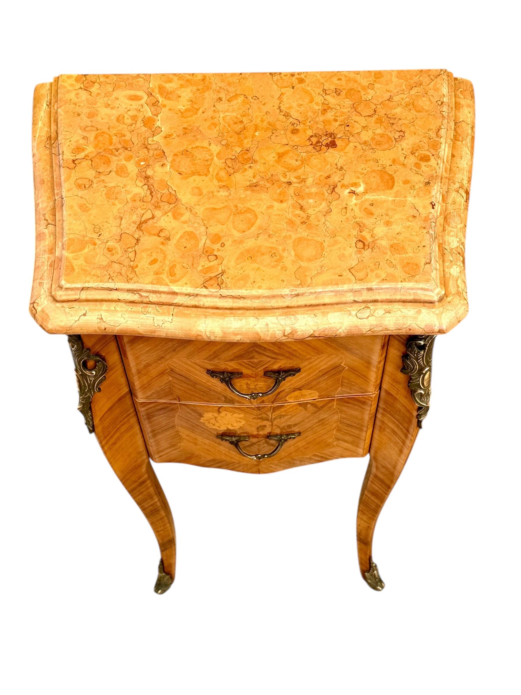 Paire de tables de nuit en marqueterie de style Louis XV avec dessus en marbre en vente 3