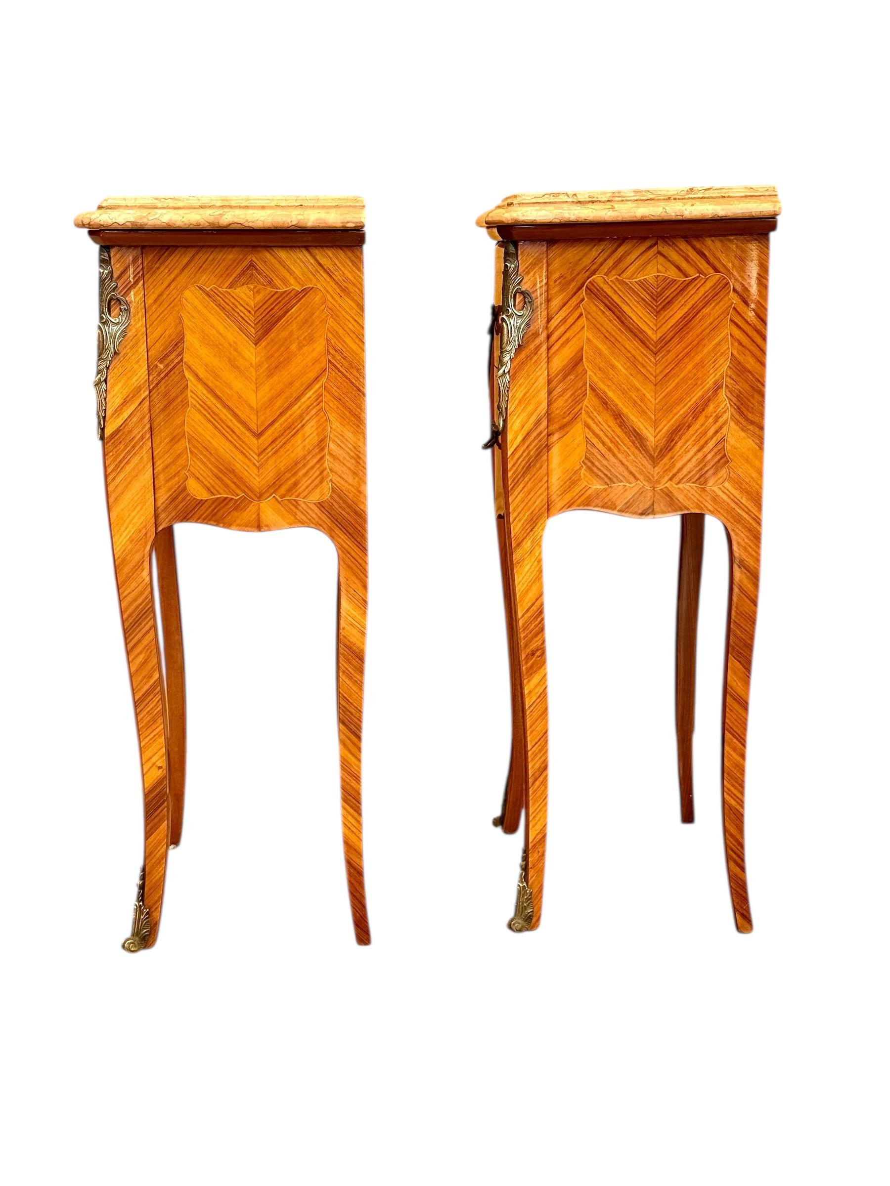 Paire de tables de nuit en marqueterie de style Louis XV avec dessus en marbre en vente 8
