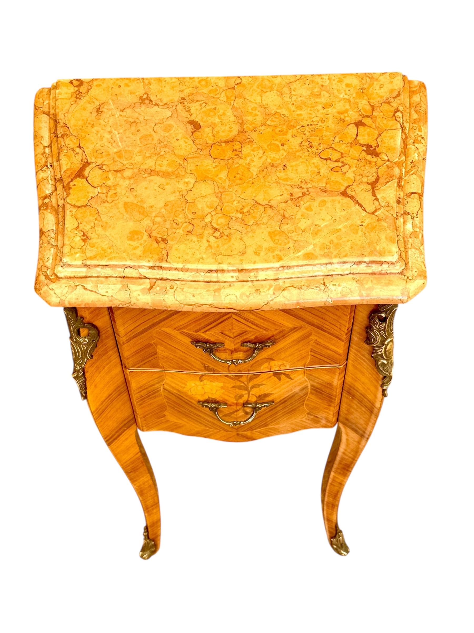 Paire de tables de nuit en marqueterie de style Louis XV avec dessus en marbre en vente 4