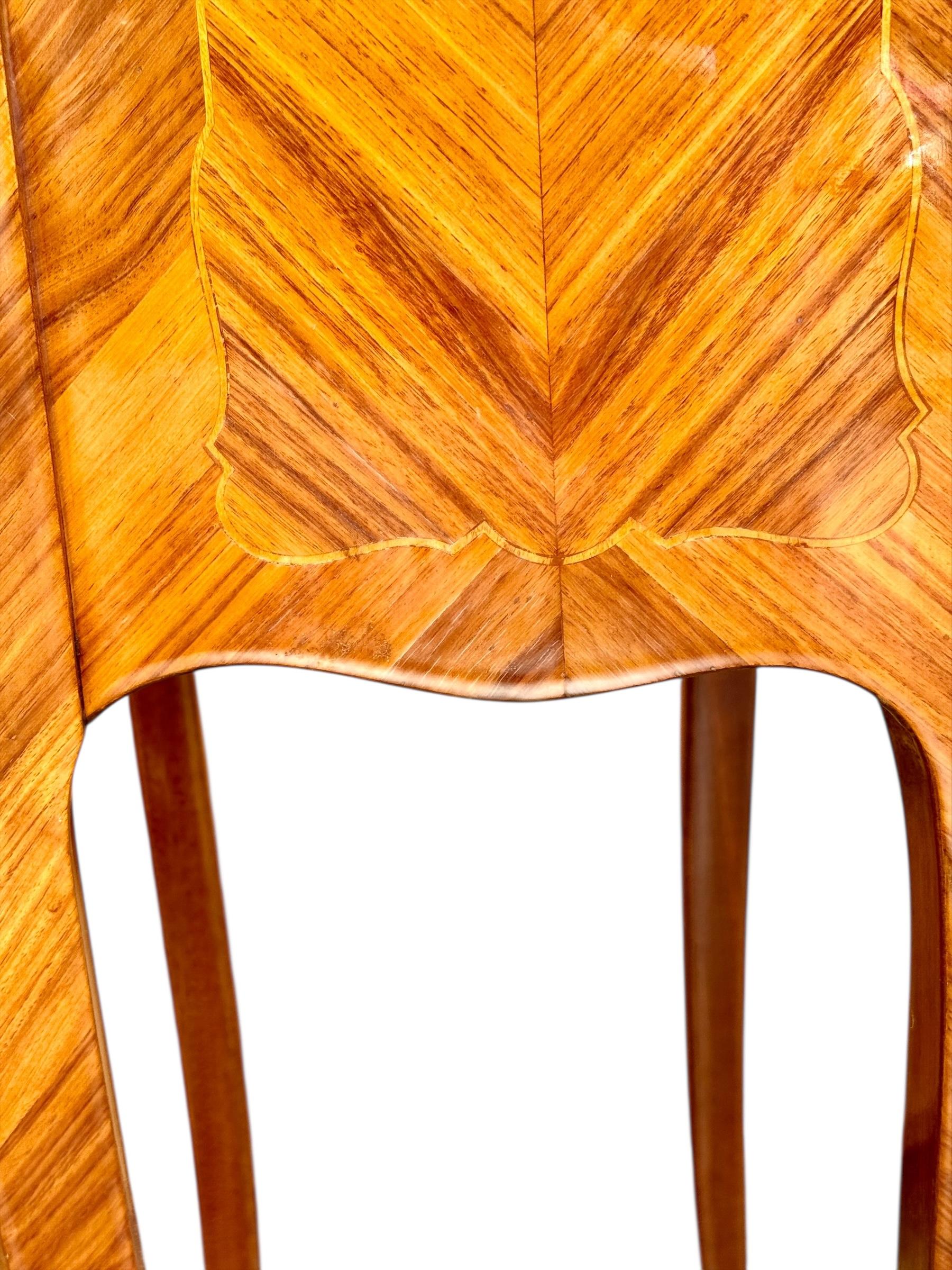 Paire de tables de nuit en marqueterie de style Louis XV avec dessus en marbre en vente 9