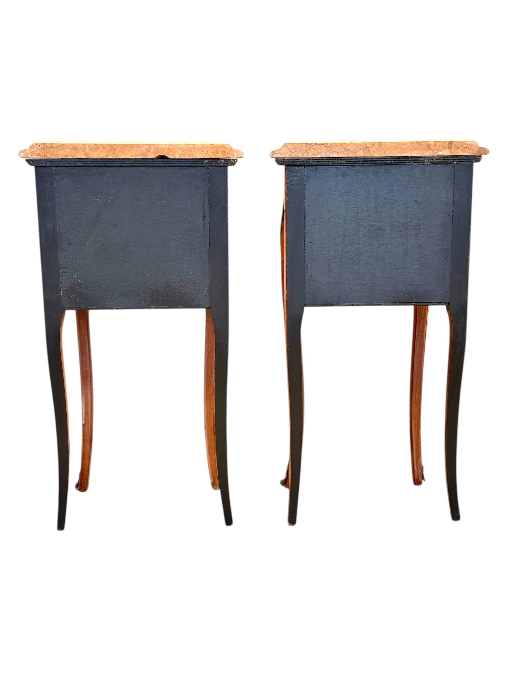 Paire de tables de nuit en marqueterie de style Louis XV avec dessus en marbre en vente 10